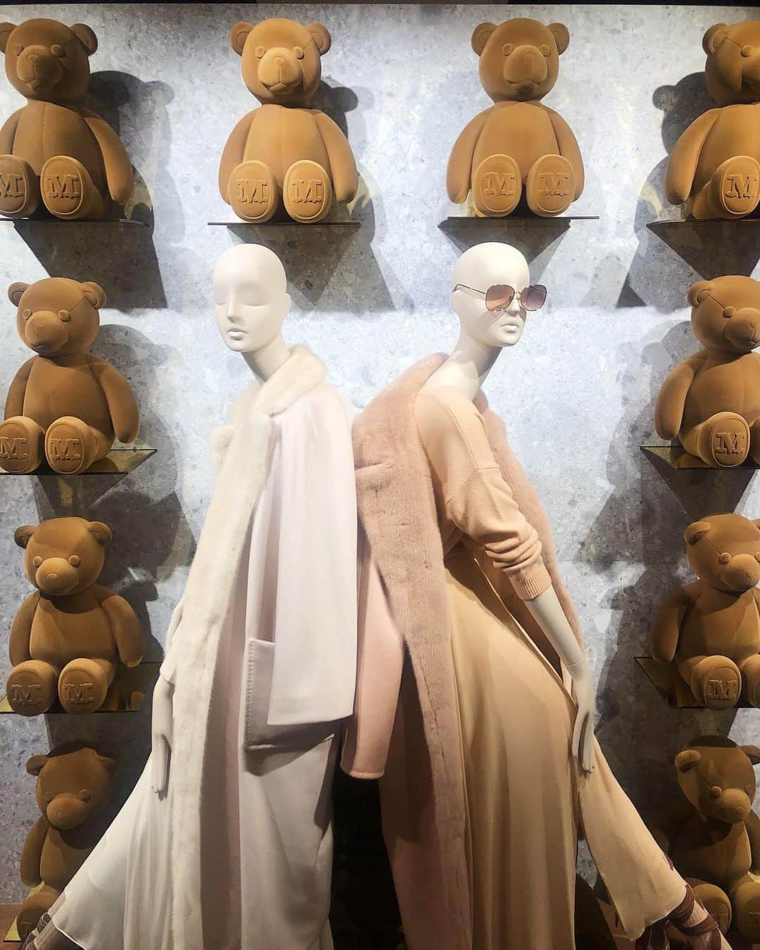 のインスタグラム：「＜マックスマーラ＞ブランドのアイコン「テディ ベアコート」にフォーカスしたポップアップストア🐻﻿ カシミヤを使用した特別なTeddy Bear Coatなどラグジュアリーなコートを中心にご紹介いたします✨﻿ ﻿ ＜Max Mara＞ Teddy Mania﻿ 2019.9.25 wed - 10.1 tue﻿ 伊勢丹新宿店本館4階＝センターパーク/ザ・ステージ#4﻿ ﻿ @maxmara﻿ #maxmara #fashion #teddybear #teddy #maxmarateddybear #coat #walletbag﻿ #マックスマーラ #テディベアコート #テディベア #コート #ウォレットバッグ #ラグジュアリーコート #カシミヤ #伊勢丹限定 #新宿 #伊勢丹 #新宿伊勢丹 #伊勢丹新宿店」