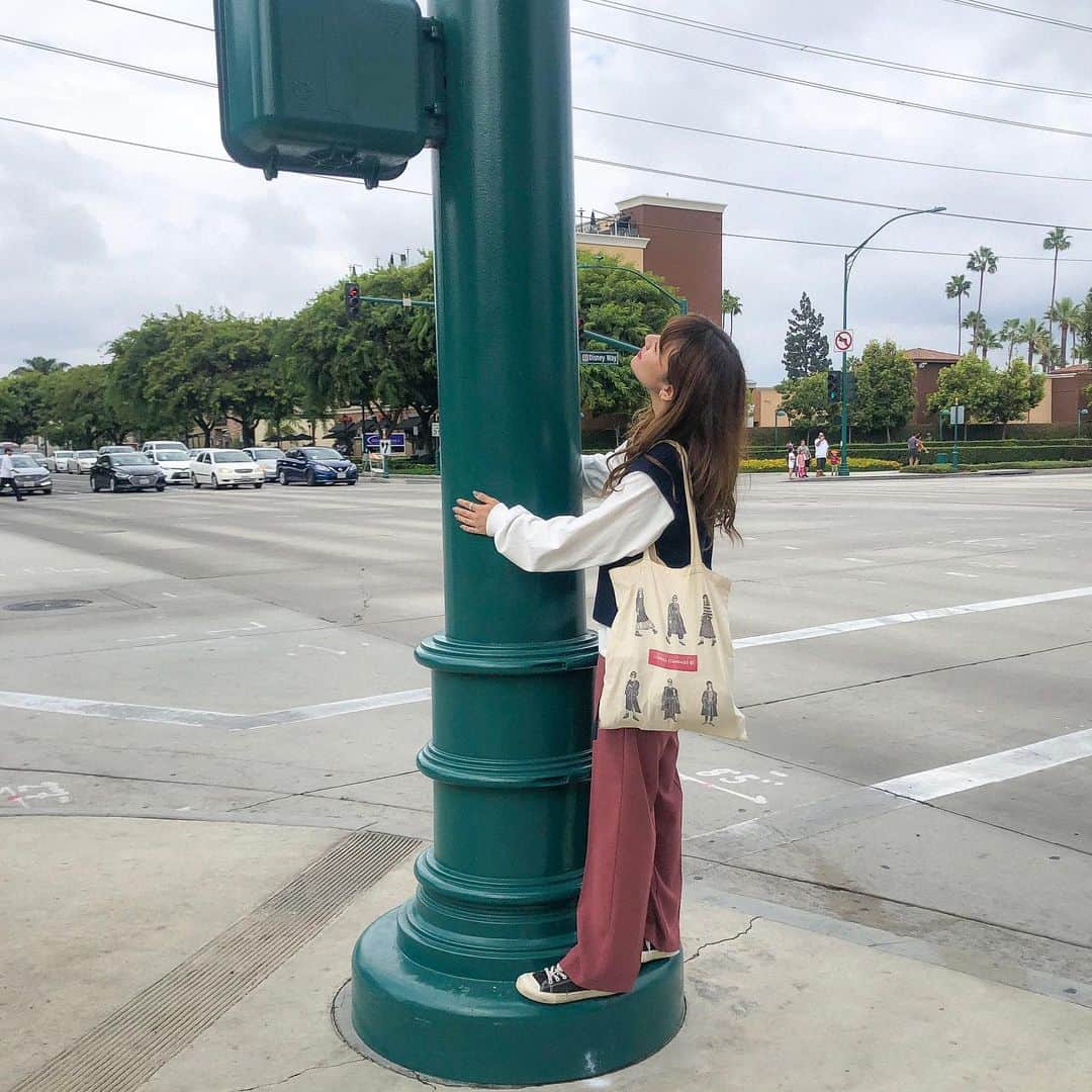かほこ。さんのインスタグラム写真 - (かほこ。Instagram)「ㅤㅤㅤㅤㅤㅤㅤㅤㅤㅤㅤㅤㅤ ㅤㅤㅤㅤㅤㅤㅤㅤㅤㅤㅤㅤㅤ inner : #publictokyo knit : #senseofplace pants : #unemansion bag : #journalstandard sneakers : #無印良品 ㅤㅤㅤㅤㅤㅤㅤㅤㅤㅤㅤㅤㅤ カリフォルニア着いた日の服。気温とかよく分からなかったので、カットソーにニットベスト重ねました。ちょうどよかった！どれもこれもお気に入りのアイテム❤︎ ㅤㅤㅤㅤㅤㅤㅤㅤㅤㅤㅤㅤㅤ ホテルとかなんかいろいろかわいすぎてバシャバシャ写真撮ってまう ㅤㅤㅤㅤㅤㅤㅤㅤㅤㅤㅤㅤㅤ #kaho_fashion」9月28日 20時07分 - xxokohakxx