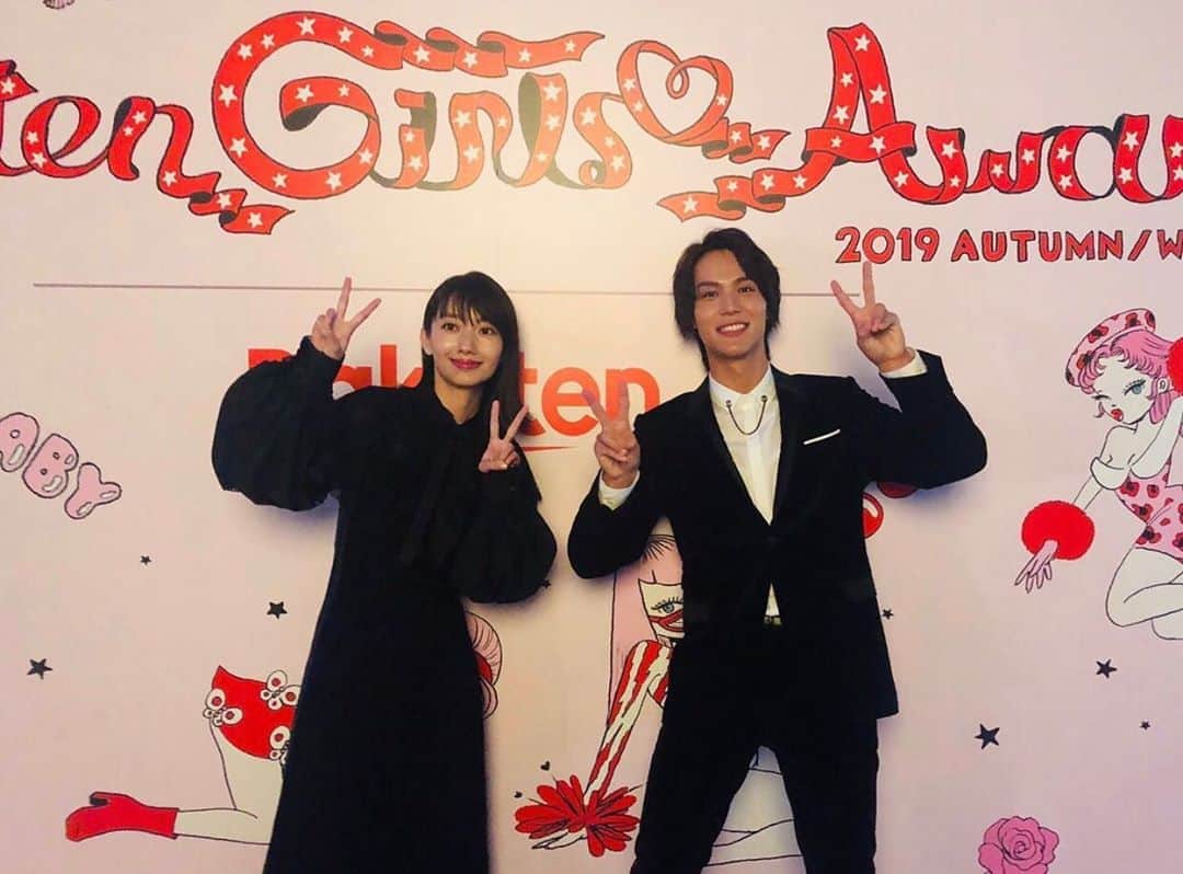 【公式】G線上のあなたと私のインスタグラム：「_﻿ ﻿ 本日開催の #ガールズアワードに、﻿ 主演の #波瑠 さんと #中川大志 さんが﻿ シークレットゲストとして﻿ 出演してまいりました🖤🖤 ﻿ ﻿ モノトーンでかっこよく﻿ キメてくださいました😎﻿ ﻿ #エアーバイオリン も披露🎻﻿ ステージ終わりのお2人✌️ ﻿ ﻿ #全身写真はtwitterにて  #也映子さんと理人くん﻿﻿ #ガルアワからのオールスター感謝祭﻿  #オールスター感謝祭2019  #GirlsAward2019AW #ガルアワ﻿ #G線上のあなたと私 ﻿ #tbs #いくえみ綾」
