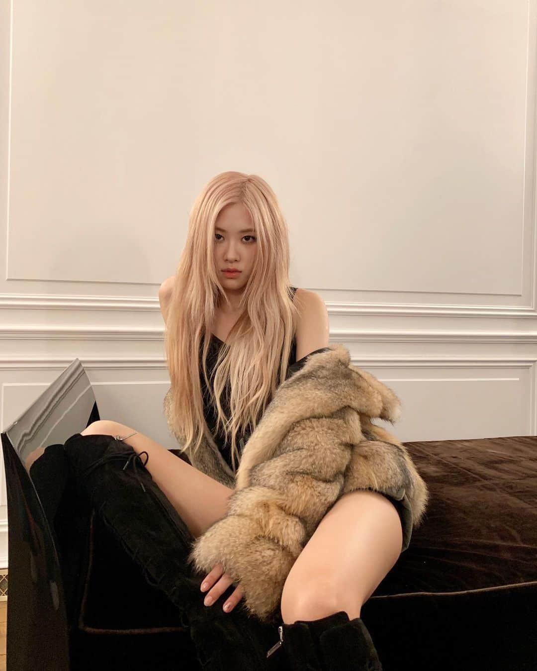 ロゼさんのインスタグラム写真 - (ロゼInstagram)「sittin in saint laurent」9月28日 20時02分 - roses_are_rosie