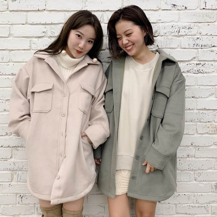 mina hinokuchiのインスタグラム：「. 昨日のインスタLIVEご視聴してくださった皆さんありがとうございます♪♪ (@whoswhochico にアーカイブ残ってるので新作気になる方はぜひ☺️10月2週目頃入荷のアイテムです♪) . 新作の中でもイチオシのウールのシャツジャケットをあつこさんと♡ 前締めても、開けて羽織っても可愛い〜 . 今日は夜までお店にいます♪ 本日も1日お待ちしてます🍁 #whoswhochico #salonbychico #フーズフーチコ #ウールジャケット」