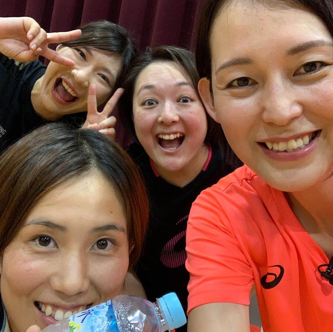 大山加奈さんのインスタグラム写真 - (大山加奈Instagram)「. . かわいい教え子たちと お手伝いしてくれた後輩のみんな‼︎ . ゆき、いのちゃん、まさみ ありがとう😊‼︎ . . いよいよ来週、大会編です‼︎ . . #ライオンのグータッチ #グータッチ #大穴JSC #小学生バレー #ジュニアバレー」9月28日 11時19分 - kanaoyama0619