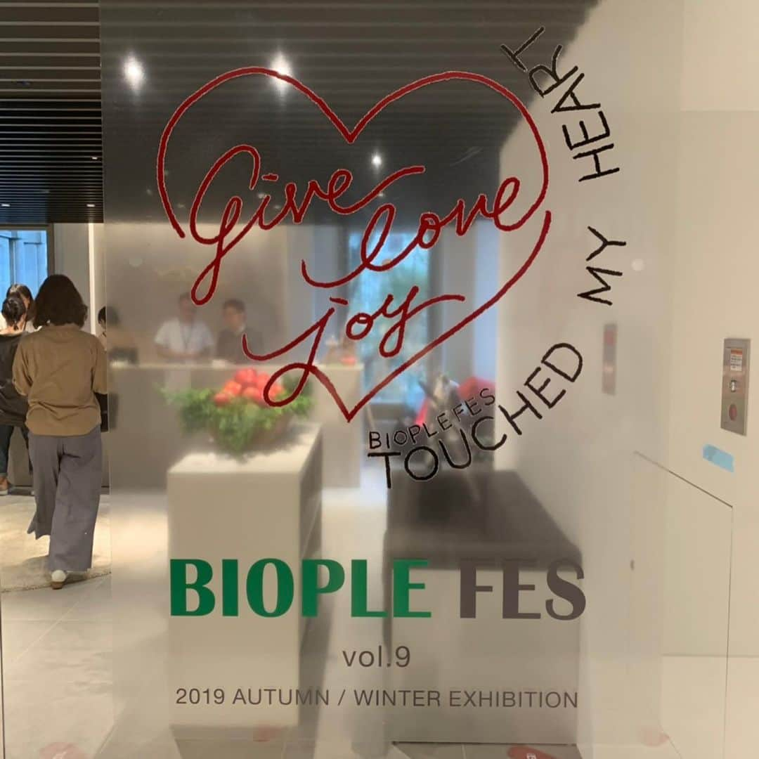 橋本麗香さんのインスタグラム写真 - (橋本麗香Instagram)「先日 @biople フェスにて @kazukovalentine さんとトークショーをさせて頂きました。 私がプロデュースさせて頂いている#abundyme  #ローズクウォーツフェイスローラー　#カッサ　を使って 小顔作りのデモンストレーションや 女性性や心やマインドについてカズコさんと楽しいセッションをする事ができました✨ ． 応募して来てくださった皆様 有難う御座いました💫💖💫 ． このトークショーを実現出来たこと、企画してくださったbiopleのスタッフの方々にも心から感謝致します🙏🏻 . 10/25からBiople店舗にて ローズクウォーツローラー、カッサ 発売を開始致します✨💖✨ 愛と美の発信が皆様のお手元に 届く事を楽しみにしております🙏🏻 ． #love #beauty  #rosequartz  #rosequartzroller  #faceroller」9月28日 11時31分 - reikamaria