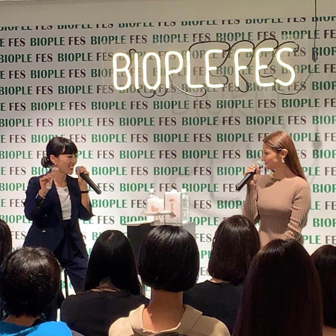 橋本麗香のインスタグラム：「先日 @biople フェスにて @kazukovalentine さんとトークショーをさせて頂きました。 私がプロデュースさせて頂いている#abundyme  #ローズクウォーツフェイスローラー　#カッサ　を使って 小顔作りのデモンストレーションや 女性性や心やマインドについてカズコさんと楽しいセッションをする事ができました✨ ． 応募して来てくださった皆様 有難う御座いました💫💖💫 ． このトークショーを実現出来たこと、企画してくださったbiopleのスタッフの方々にも心から感謝致します🙏🏻 . 10/25からBiople店舗にて ローズクウォーツローラー、カッサ 発売を開始致します✨💖✨ 愛と美の発信が皆様のお手元に 届く事を楽しみにしております🙏🏻 ． #love #beauty  #rosequartz  #rosequartzroller  #faceroller」