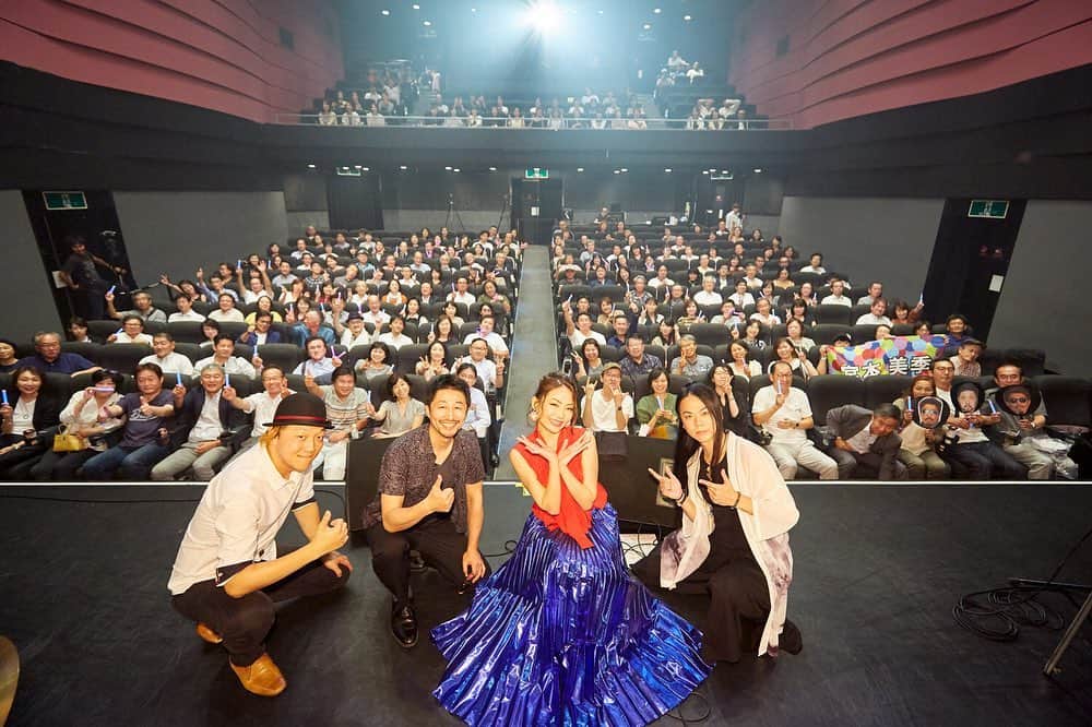宮本美季のインスタグラム：「Thank you Thank you Thank you  最高の時間をありがとうございました。感謝しかない！！ #宮本美季 #マウントレーニアホール #ワンマンライブ #みんなが素敵過ぎた #ステキなサプライズありがとう  上下　@0008infinity さんの衣装❤️ ありがとうございましたー！」