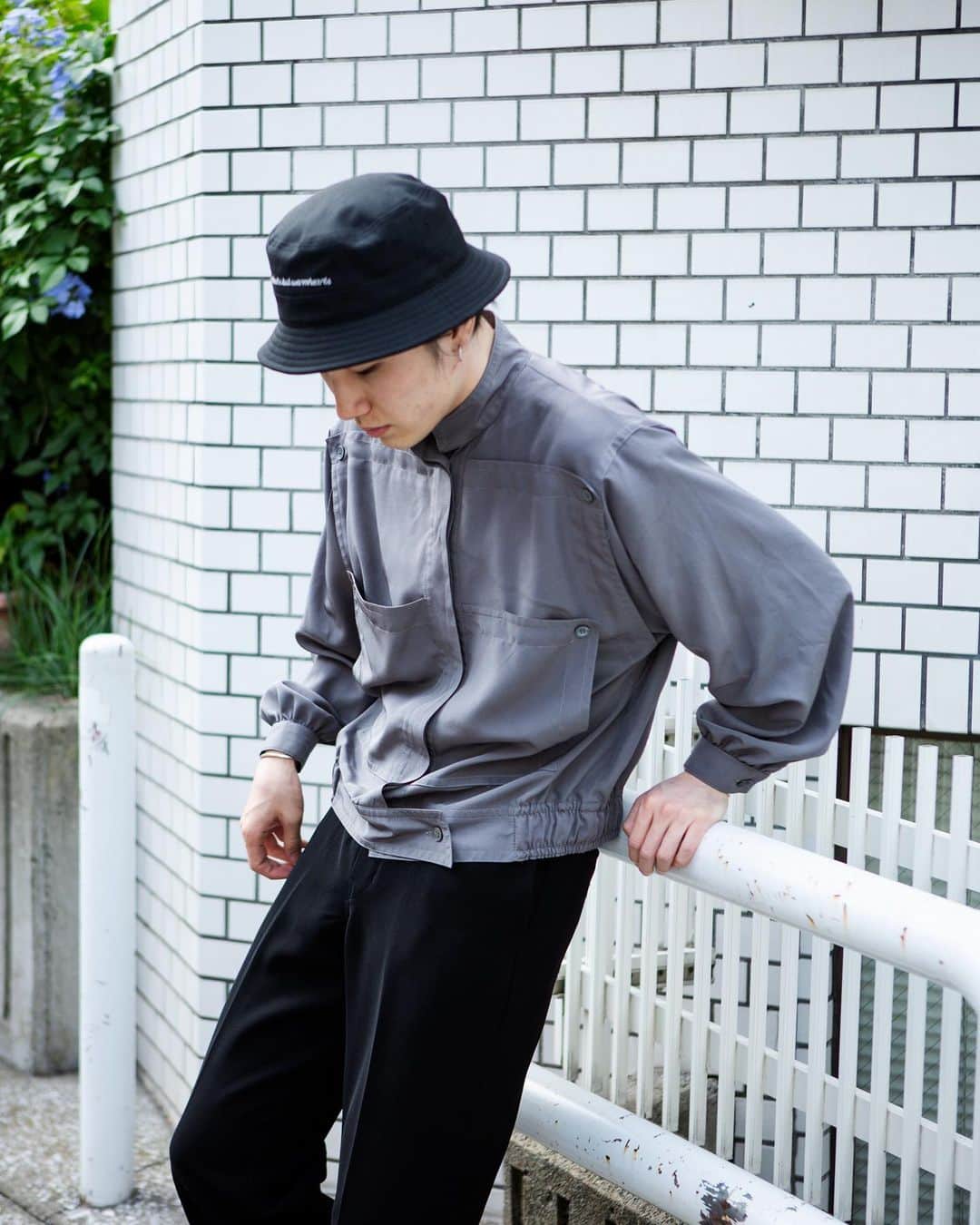 のインスタグラム：「バケットハットシリーズ＜STAND HAT＞の新作です。 よくあるバケットハットよりも低めのクラウン×傾斜角度の強いダウンブリムのいわゆるバケツ風シルエット。シックな表情と滑らかな手触りのツイル生地を使用。 . Name. CBW STAND HAT TR（ハット） Price : 7,800円＋税 Number. DOU01568 . . #ca4la #hat #buckethat #カシラ #帽子 #ハット #バケットハット #madeinjapan #日本製 #帽子コーデ #ハットコーデ #styling #coordinate #fashionphography #ig_portrait #ig_photooftheday #moodygrams #portraitmood #makeportraits #theportraitpr0ject #moodyportrait #streetphotography #streetstyle #streetscene #streetfashion」