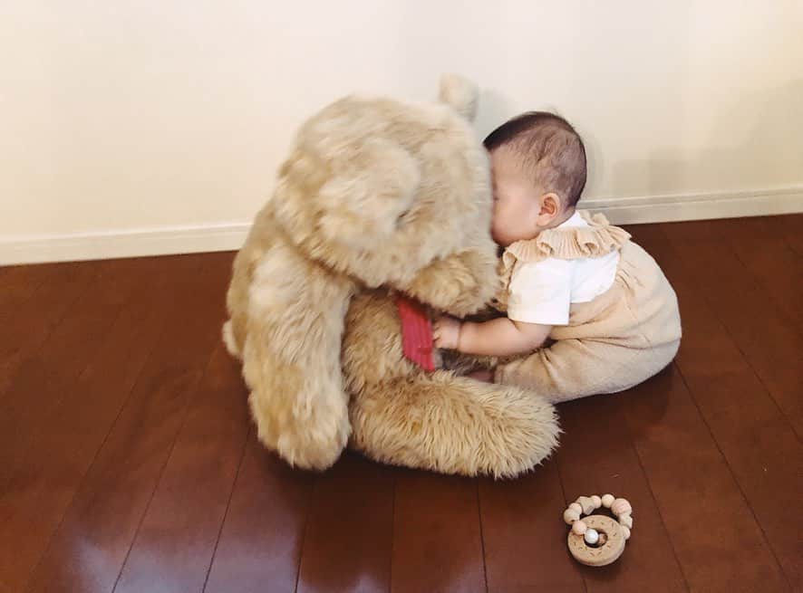 shihoのインスタグラム：「🧸 . 最近よくすきすきーーー って抱きついてる❤︎ あっとゆうまに7カ月もおわり。 6.7カ月の成長がすごすぎて ついてけてない😂 とっても嬉しいような なんだか赤ちゃん感がどんどん 抜けていくのがさみしいような。 . . ゆっくりゆっくり 成長していいからねー😌✨✨ . . . #7month #baby#babygirl  #女の子ママ#女の子ベビー #ママライフ#みにしぽとくま #このくまちゃんいつ超えるかなぁ」