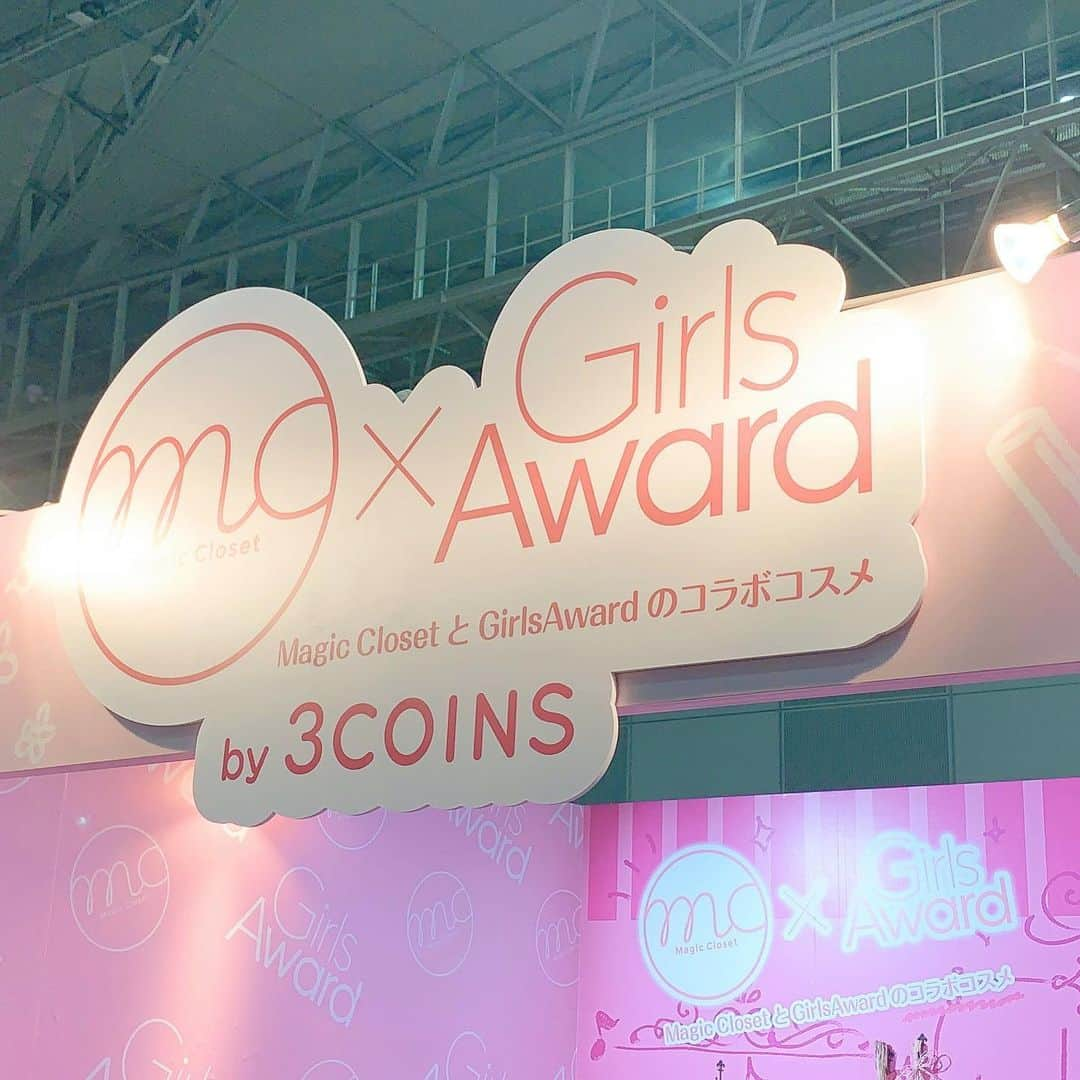 3COINSさんのインスタグラム写真 - (3COINSInstagram)「❋本日開催！❋﻿ ﻿ 幕張メッセにて開催！﻿ Rakuten GirlsAwardのブースです！﻿ ﻿ Magic Closet×GirlsAwardコラボコスメと、﻿ 新作コスメのご紹介をしておりますよ♪﻿ ﻿ Magic Closet公式アカウント( @magic_closet_official )のフォロー  画面をご提示頂くと、コスメサンプルをプレゼント致しますので、ぜひ遊びに来てくださいね！﻿ ﻿ @3coins_yono.noriko﻿ @asoko.3coins_maihama.kiko﻿ もお手伝いに来てますよ！﻿ ﻿ ✎︎＿＿＿＿＿＿＿＿＿＿＿＿＿＿＿＿＿＿＿﻿ ﻿ こんにちは🌞﻿ ﻿ 3COINS市川ニッケコルトンプラザ店 アメリです( ˘ •ω• ˘ )﻿ ﻿ ﻿ 本日はGirlsAward当日です‼️⭐️⭐️﻿ ﻿ ブースとっても可愛くなっているでインスタ映え間違えなし！！💞﻿ インスタ女子必見です🎶﻿ ﻿ ノベルティーのプレゼントも行うので是非遊びに来てくださいね〜〜😇💖💖﻿ ﻿ お待ちしております💟﻿ ﻿ ﻿  #3coins #スリコ #スリーコインズ #magiccloset #マジッククローゼット #MC #エムシー #コスメ #GirlsAward #Rakuten #ガルアワ﻿ ﻿ @GirlsAward﻿」9月28日 11時28分 - 3coins_official