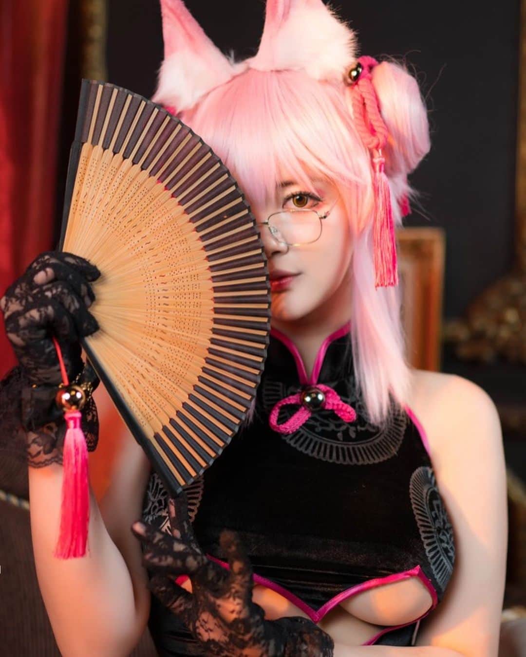 YingTzeさんのインスタグラム写真 - (YingTzeInstagram)「I like this Tamamo version because pink fox ears , megane and that bold qipao design ! 🥰 _ 🌟 Tamamo Vitch Photobook 🌟 3 more days till Pre-Order closes for my latest Merchandise ! Each order comes with a Tamamo Badge , Printed Polaroid and a Postcard. 💖 International ▶️ yingtze.bigcartel.com Malaysia ▶️ https://bit.ly/2mjTcTg ( for IG , check out my IG Story Highlights for the swipe up link ) _ p/s : Patrons get 10 % off all my merch ~ remember to use the discount code. You can find it at my latest Patreon post. 💖👌🏻 📸 @17.ambition  #blessed #fategrandorder #fatecosplay #tamamo #tamamocosplay #fgocosplay」9月28日 11時39分 - yingtze