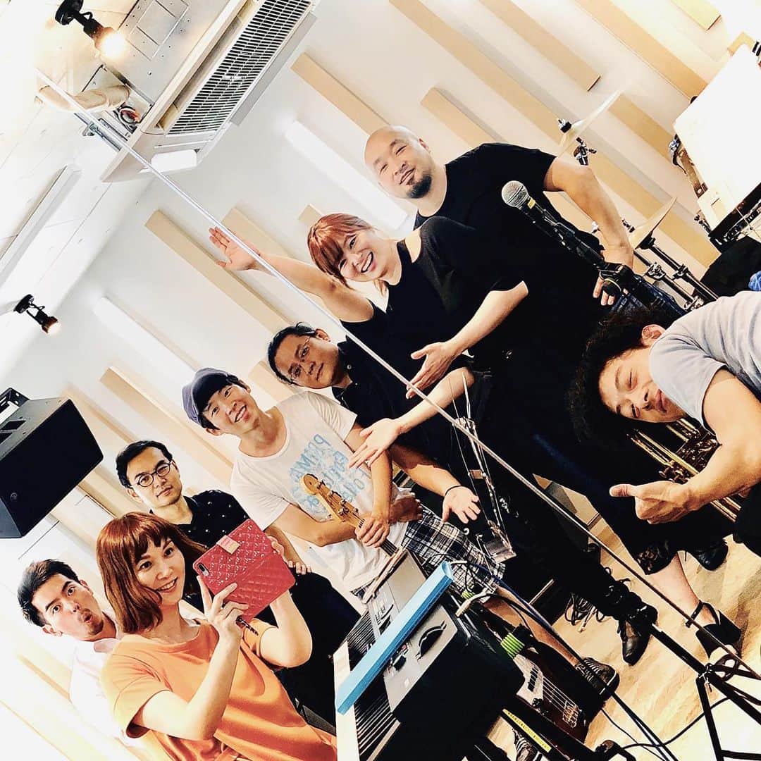 のインスタグラム：「Fontana Folleのリハでした！ ARK HiLLS CAFE JAZZ FESTIVAL 2019 にコーラスサポートとしてご一緒します。楽しみー♪  2019.10.5（sat） 「ARK HiLLS CAFE JAZZ FESTIVAL 2019」 ■ カフェのフィルターを通したジャズ『CAFE JAZZ』をキーワードにカフェの空間に親和性のある雰囲気を持った、現在進行形の感のある様々なアーティストのパフォーマンス、心躍る時間と空間をライブを通して演出する都市型音楽フェスティバル ■ Cozyなテラスのテーブルやソファー席、カフェで提供されるフレッシュなフードとドリンク、出入り自由に隣接するカラヤン広場でのMUSIC WEEKの催しを傍らに過ごしたりと、都心での音楽フェスの楽しみ方を提案します。 ■ そしてWEBサービス“MUSER”を使って、ライブ中にアーティストにYELL(デジタル投銭)を送るインタラクティブな試みも。アーティストとオーディエンスが一体となって盛り上がり必至な参加型音楽フェスを体験ください。  Blu-Swing / Fontana Folle / MASSAN×BASHIRY / Nao Kawamura Guest:長塚健斗(WONK) / 市川愛 /木村イオリ・森田晃平 Duo from PRIMITIVE ART ORCHESTRA / 関口シンゴ × 渡辺シュンスケ (Schroeder-Headz)  DJ: 橋本徹(SUBURBIA) / 松下大亮 【info】 http://arkhillscafe.com/music/?p=3095  https://www.facebook.com/events/506030370168273/?ti=icl  @fontanafolle #fontanafolle  @arkhills_cafe_jazzfestival  #arkhillsjazzfes」
