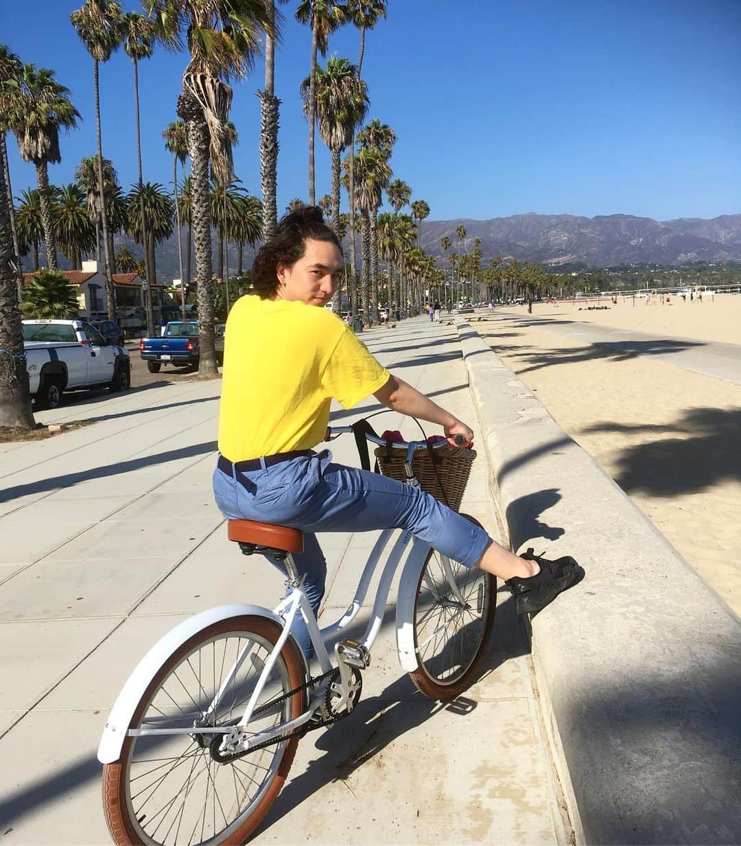 ソーズビー航洋さんのインスタグラム写真 - (ソーズビー航洋Instagram)「自分でもびっくりするほどマルチタスクっていうの？が下手くそすぎて インスタ投稿をうっかり忘れる🥵 日本人泣かせな足長アメ人用自転車と僕👆」9月28日 11時44分 - cameron.soesbe