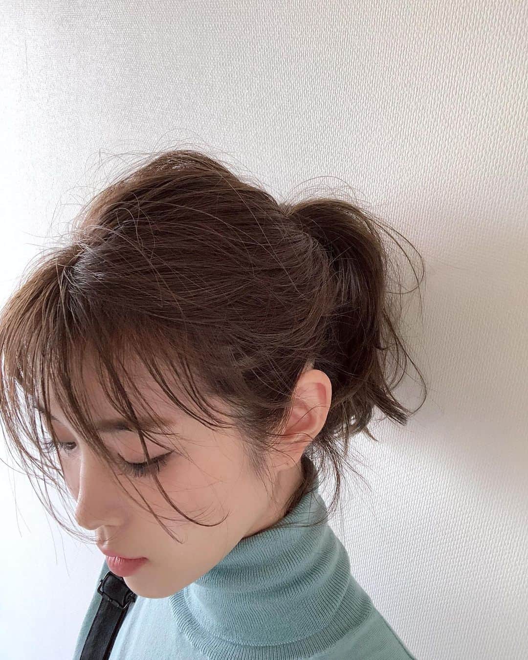 のインスタグラム：「・ 産後のぴょんぴょん毛、ようやく伸びて来たんだけど今度は中途半端で(眉上くらい)マイ定番だったオールバックポニーへの道のりは遠い😂 けどまぁ、それを活かしてニュアンス前髪を楽しむとする💭顔がこしょばいけど🤣 毛先を逃すように巻いてニゼルのスモーキードライクリームをなじませてから、N.のポリッシュオイルを全体になじませて一旦きつめにくくり、毛束を出してくしゃくしゃしたりしてからゴムを押さえつつ全体を緩める。 後れ毛や前髪にもオイルをなじませて。 ヘアはまたハイライト入れてグレージュにしました✔︎✔︎ ・ カラーは前から変えていないので、前の投稿コピペしておきます👇 13レベルのハイライト 規則正しくハイライトを入れるのではなく透明感を出したいところ 立体感を出したいところを考えて太さを変えてハイライト入れてます。 そのあと8トーンのグレージュをかぶせてハイライトには立体感を ベースになるところには透明感を出るようにコントロールしてます。 ・」