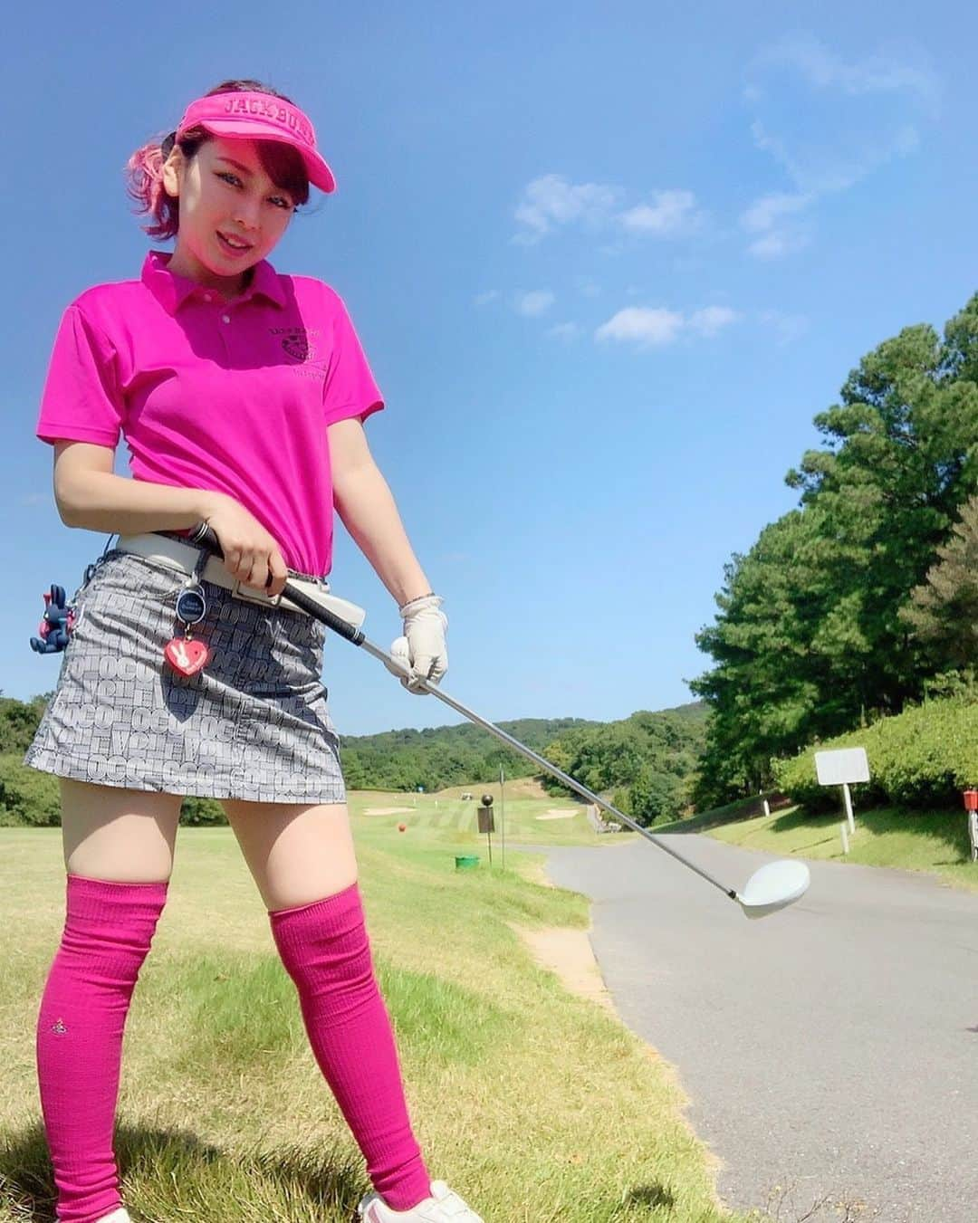 あやつるぽんさんのインスタグラム写真 - (あやつるぽんInstagram)「... #golf . . . 9月も間も無く終わりますね 涼しくて丁度いい . #pinkコーデ . ここ三週間ほど 指痛くなって治らないこの頃 グローブ両手にはめることを始めてみます。 . . #ゴルフ女子 #golf女子 #ゴルジョモ #golf #ゴルフ #ゴルフコーデ #golffashion  #ootd #otto #love #ラットレース #ラットゴルフ  #ジャックバニー #jackbunny  #japan」9月28日 11時47分 - ayatsurupon