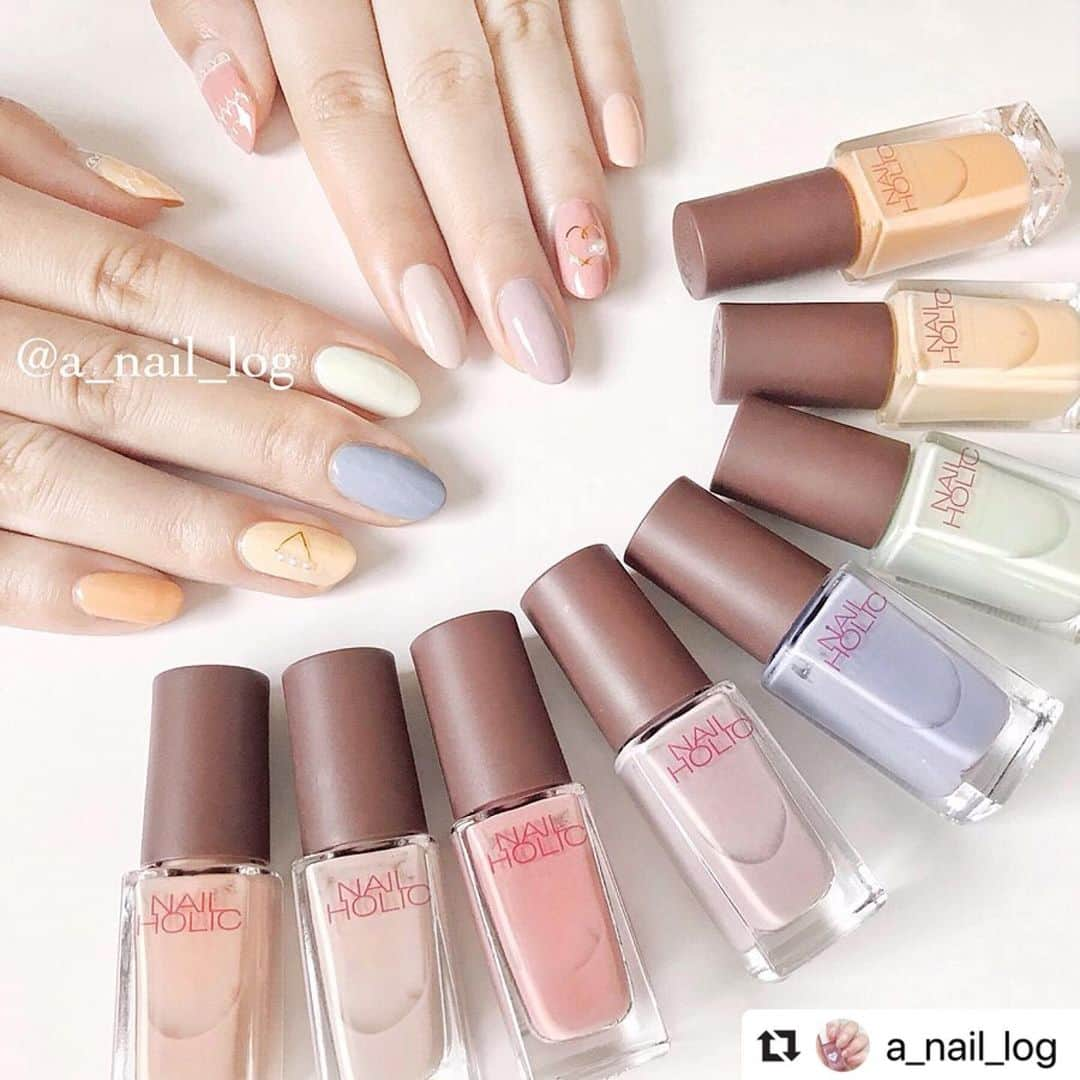 NAIL HOLICさんのインスタグラム写真 - (NAIL HOLICInstagram)「今回は新公式アンバサダー@a_nail_logさまの投稿をRepostさせていただきます！  秋の限定色【Sweets Holic】を8色も使用してくださいました❤ 8色使用しても統一感のある色チョイス、とても参考になります😍  キレイめで大人かわいいデザインが得意の@a_nail_logさまのブログも必見です🤗💕 簡単で可愛いセルフネイルや使用パーツのご紹介も是非ご覧ください✨ 詳しくはプロフィールのURLからアクセス♡  @a_nail_logさま、新公式アンバサダーおめでとうございます👑⠀ #sweetsholic #nailholic_kose #nailholic #ネイルホリック #repost  #Repost @a_nail_log with @make_repost ・・・ ㅤㅤㅤ ㅤㅤㅤ ■NAIL HOLIC #BE361 #BE862 #BE863 #PU162 #PU161 #GR761 #YE562 #BE362 ㅤㅤㅤ NAIL HOLICの限定色、 ぜんぶ可愛いですよね… どれ使うか悩みますよね… というわけで一気に 8色使っちゃいました😂 ㅤㅤㅤ 塗って貼ってパールのせただけの 超簡単ネイルです🙌🏻✨ ㅤㅤㅤ 連投失礼しました🙇‍♀️ ㅤㅤㅤ ㅤㅤㅤ ㅤㅤㅤ #セルフネイル #セルフネイル部 #ネイルサークル #ネイル #マニキュア #ピンクネイル #カラフルネイル #ベタ塗り #ネイルホリック #nailholic #nailholic_kose #sweetsholic #お洒落さんと繋がりたい #コスメ #手元くら部 #手元倶楽部 #私のTRILLpic #youcamメイクシェア #selfnail #nail #nails」9月28日 12時14分 - nailholic_kose