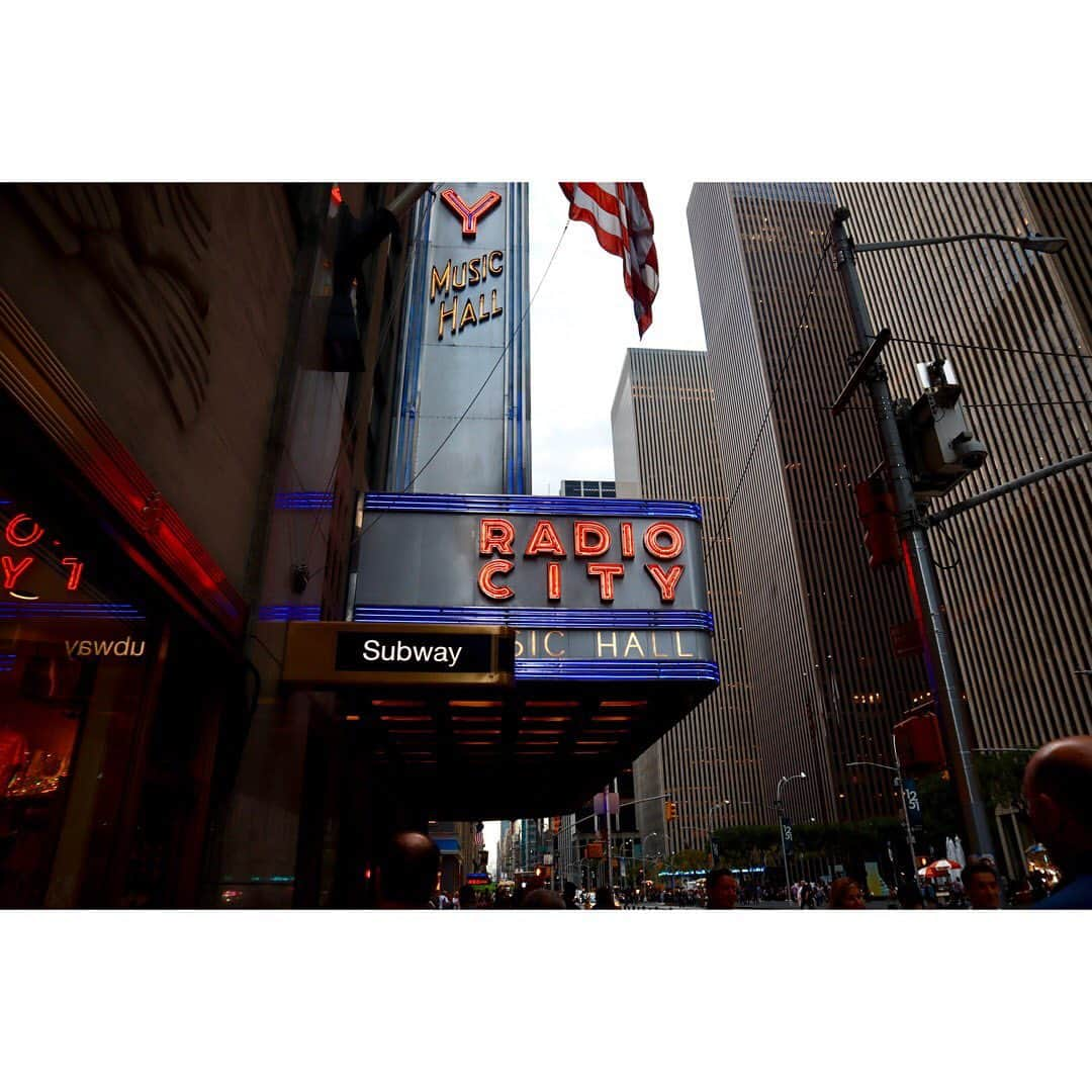 伊藤来笑のインスタグラム：「✴︎ RADIO CITY MUSIC HALL ✴︎ . ホームアローン2にちらっと出てくる場所！ たまたま歩いてて既視感あるなと思ったら そういうことでした🥳 . #ラジオシティミュージックホール  #ホームアローン #ホームアローン2 #ロケ地  #radiocitymusichall #homealone  #homealone2 #nyc」