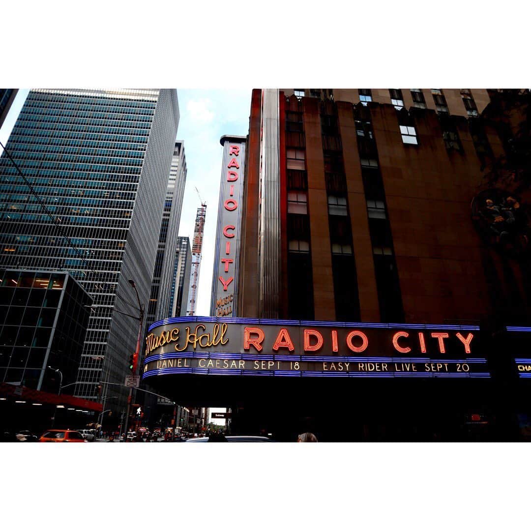 伊藤来笑さんのインスタグラム写真 - (伊藤来笑Instagram)「✴︎ RADIO CITY MUSIC HALL ✴︎ . ホームアローン2にちらっと出てくる場所！ たまたま歩いてて既視感あるなと思ったら そういうことでした🥳 . #ラジオシティミュージックホール  #ホームアローン #ホームアローン2 #ロケ地  #radiocitymusichall #homealone  #homealone2 #nyc」9月28日 12時29分 - raira_cam