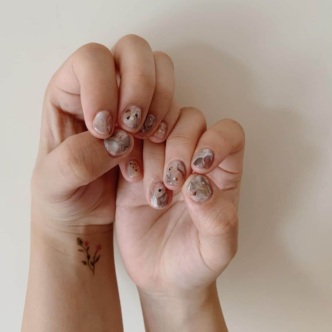 菅谷梨沙子さんのインスタグラム写真 - (菅谷梨沙子Instagram)「久しぶりのnailを @chiekonakayama さんに。 大理石をイメージしたmarblenail ⛰⛏ ちえこさんとは約9年くらいの仲ですが、いつもイメージしたものを完璧に再現してくれるかた。 久しぶりだからもあっていつも以上に話が止まらず…！ いつもありがとうございます、楽しい時間でした🍂 . 手首のお花のシールは @poxn の。 絵のタッチや色合いがとても好み。 . #nail#なかやまちえこ さん」9月28日 12時40分 - risako_sugaya