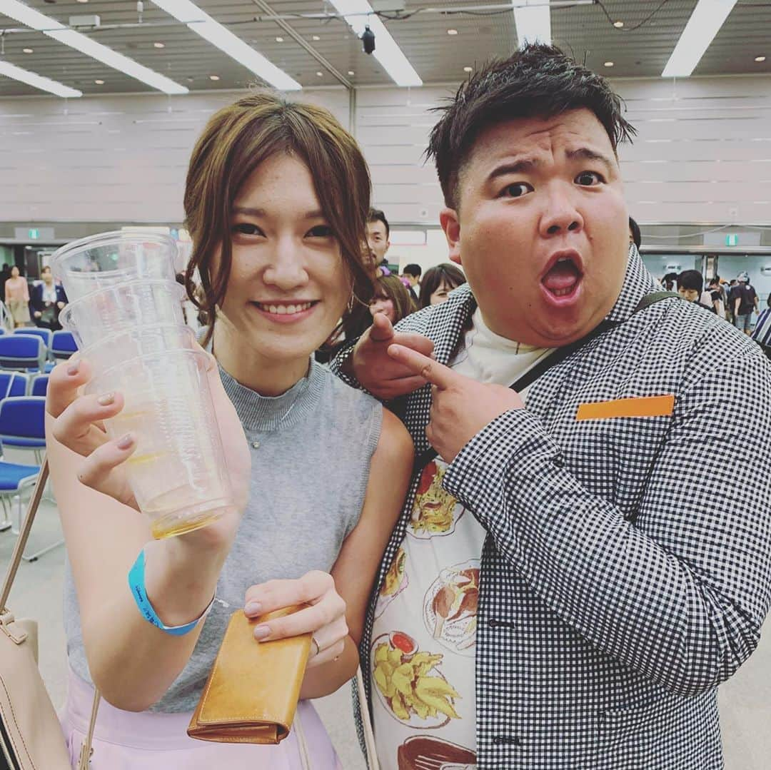 弘松優衣のインスタグラム：「【Meets 大酒祭り！2019】 ・ ・ グルメ雑誌Meetsさんの 大酒祭り！ 4時キャッチでもお世話になっている西代さんに声をかけていただき、お邪魔してきました🤤🍶 ・ 大阪の人気店が出すフードブースから食欲を掻き立てる匂いがプンプン漂う中、 ズラーっと並ぶ酒酒酒！🍺 しかもお酒は無料！タダ！ヤッター！ ・ #サッポロビール に、#キリンビール 、 #UCC さんはなんとコーヒーで割ったお酒、#ブラックボール。 隅から隅まで飲み尽くして、 お酒が体をぐるっとまわったころ ゴスペラーズ・黒沢薫さんの美声にこれまた酔いしれて・・・🎤 でまた西代さん、中島ヒロトさんの掛け合いに笑いまくって すんごく楽しかった記憶しかありません😂 ・ お酒×ごはん×音楽×爆笑トーク 人間の欲求一気に充しすぎてばちがあたりそうなひと時でした。 ありがとうございました☺️✨ ・ #ミーツ#大酒祭り#エルマガジン #ミサイルマン西代 さん #中島ヒロト さん #ゴスペラーズ #黒沢薫 さん」