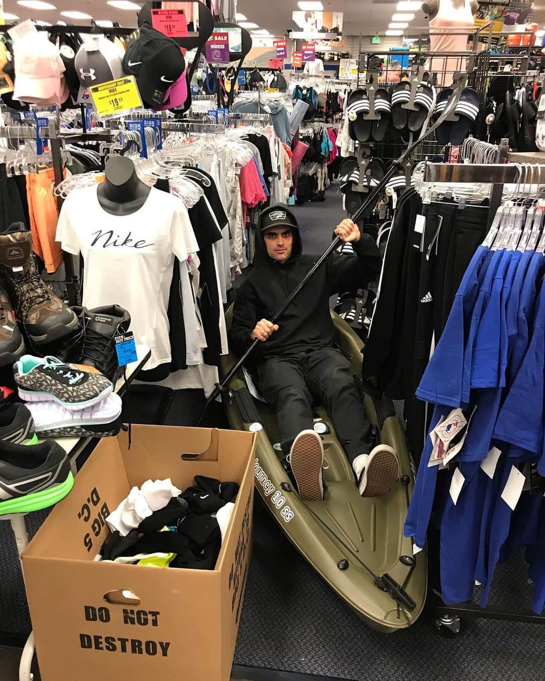 Dark Wavesさんのインスタグラム写真 - (Dark WavesInstagram)「Came to @big5 aka the greatest store on earth to buy my lobster license for the season opener tomorrow and ended up buying a fanny pack and a kayak 🇺🇸」9月28日 13時06分 - dark_waves