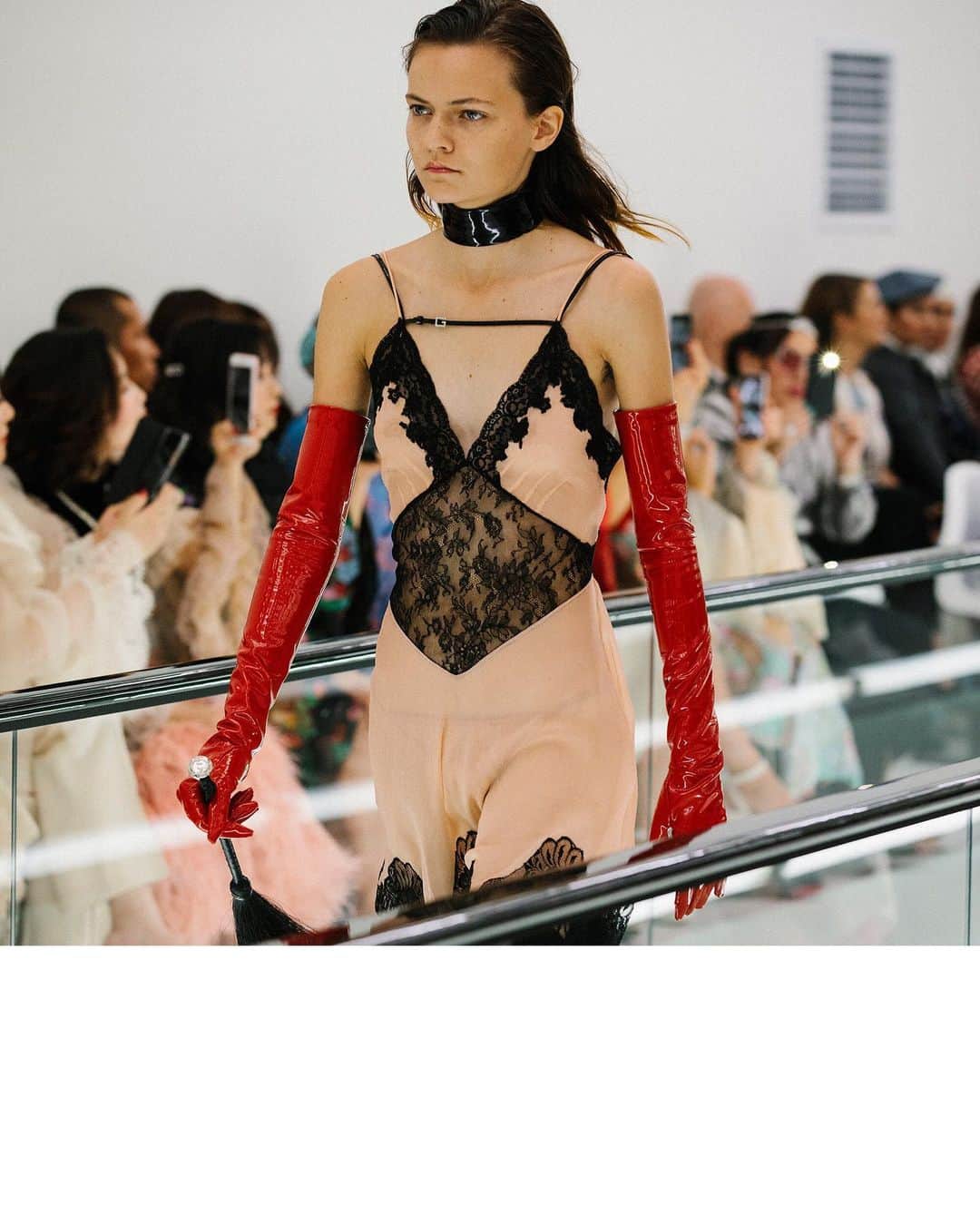 グッチさんのインスタグラム写真 - (グッチInstagram)「On the #GucciSS20 runway at the #GucciHub in Milan, slip dresses paired with patent accessories. Discover more through link in bio. @alessandro_michele #AlessandroMichele #mfw」9月28日 13時11分 - gucci