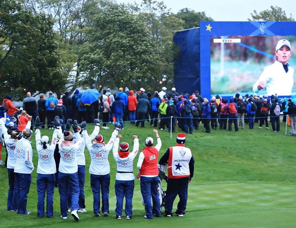 ジュリ・インクスターさんのインスタグラム写真 - (ジュリ・インクスターInstagram)「Can’t find the words to describe how much fun we had at Solheim. I am honored to represent at LPGA Solheim 2019. It was an incredible experience and I’m so proud of our team. Thank you to my Ass. Captains @pat_hurst @w2golfpro @nancylopezgolf. Congrats to @beanymat and @solheimcupeuro. Thank you for all the @solheimcupusa support, we love playing for you all! I love my team, you guys were amazing 🇺🇸 #jofit #weathermanumbrella」9月28日 13時20分 - juliinkster