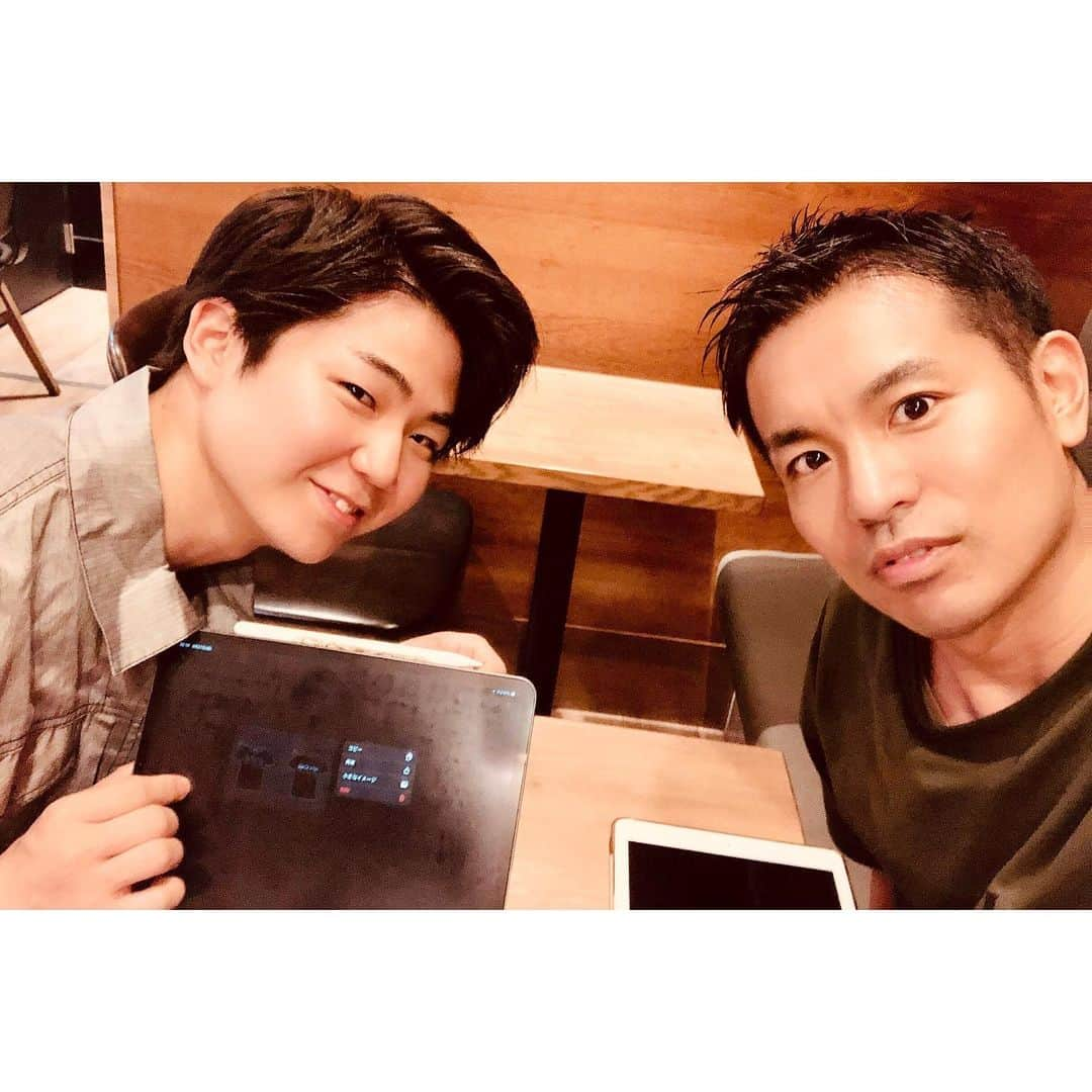 akamasa Kawata ( 川田 行政 ) さんのインスタグラム写真 - (akamasa Kawata ( 川田 行政 ) Instagram)「・ ・ 【new brand】 ・ ジュエリーデザイナーの 水谷くん(@mizutani_jewelry )と作る 新しいアパレルブランドの 打ち合わせ。 ・ コンセプトから デザインまで 出来上がりが 楽しみ！ ・ ーーーーーーーーーーーーーーーーーーー ファッションはマインドを 相手に伝えるための武器である。 ・ “マインド” を “外見” という武器に変え、 すべての人が本質を最大限に活かし、 “Happy”になれる社会を目指します。 ・ Happy Styling Management ～あなたの為の専属スタイリスト～ happystyling.wixsite.com/main ・ @takamasakawata @happystylingmanagement @nonverstyle ーーーーーーーーーーーーーーーーーーー #happystylingmanagement #nonverstyle #nonver #stylistlife #fashion #fashionphotography #beautiful  #tshirts #ファッション #ファッションスタイリスト #メンズファッション #レディースファッション #コーディネート #大人コーデ #tシャツ #経営者 #起業家 #お洒落さんと繋がりたい」9月28日 13時44分 - takamasakawata