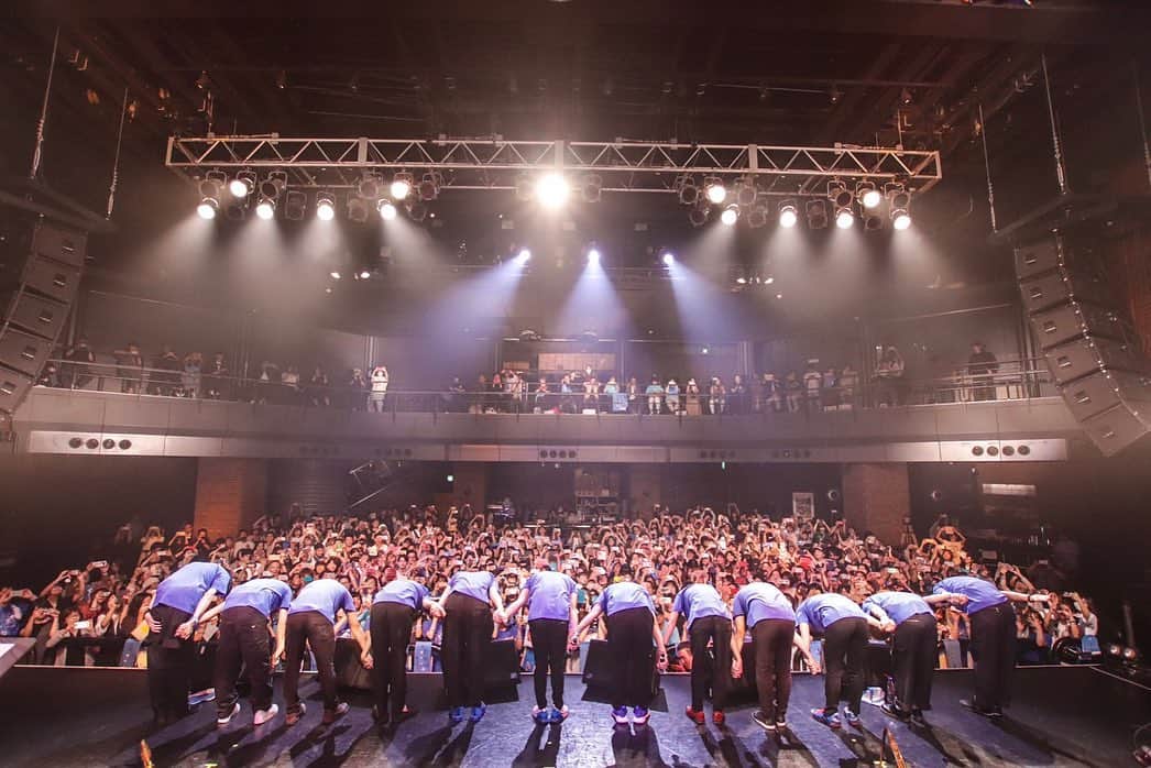 松浦航大さんのインスタグラム写真 - (松浦航大Instagram)「2019.09.26(Thu.) 渋谷TSUTAYA O-EAST aoiroワンマンライブ . 先輩の背中を見て ずっと憧れて来た大舞台。 . ファン、家族、友達、スタッフ、周りのアーティスト 皆さんのおかげで成功させることが出来ました。 ありがとうございました。 . MCでもお伝えしましたが 今日までの日々はワクワクよりも プレッシャーの方が大きい挑戦でした。 . EAST成功のために ネットを強化しようと Instgram1万人 Twitter6万人 TikTok21万人 YouTube32万人 テレビにも出させてもらえるようになりましたが . 現実はギリギリまでEAST埋まるかの不安との戦いで、 「aoiroなら出来る」 「航大なら成功する」 と言ってくれた 暖かいみんなの気持ちを 踏みにじってしまうのではないかと常に 頭の両隅をよぎっていました。 . テレビでても何しても 俺なんか大した奴じゃない 評価されるような奴じゃない 自信がなさすぎて、 . みんなの顔を見て 歌うのが申し訳ないくらい ダメになってしまった時期も ありましたが、 . みんなからの手紙も拍手も声援もリプライもDMも全部 「まっすぐ俺に届けてくれてるじゃん。 嘘偽りなく俺の味方なんだ。」って みんなが僕に明かりを灯してくれました。 . . . 路上ライブ、メガドンキ 月一ワンマン、aoiroフェス 仲間のアーティストの主催ライブ、 JARNZΩが開いてくれたaoiroのためのイベント。 . それらを経てO-EASTに立ったとき、 みんなと歩んだ全てが この日に繋がっていたと 確信しました。 . たくさんの笑顔と時々涙と 共に自分をさらけ出して 歌う時間はとても気持ちよく 最高の居場所で、 . 歌はもちろん、振付あり、茶番あり、ものまねありと 内容は盛りだくさんなのに 最後の曲まであっというまで 終わるときはやっぱ寂しく感じましたが、 . それと同時にこの日がまた aoiroのこれからの夢、野望である ・Zeppツアー ・武道館ワンマン ・ドラえもんの主題歌 ・紅白歌合戦 への大きな架け橋になるのを予感しました。 . 過去を振り返るなとはよく言いますが、 この日は何度振り返っても誇れる一日だと思います。 . それは単純な数字ではなく たくさんの人が真剣に思いを込めて関わってくれたからです。 こんな経験は人生で一度あればラッキーなくらい幸せなこと。 ずっと大切にします。 . . . 最後に僕にEASTという夢を見せ 音楽人生を変えてくれた。 そしてEASTを決めた時に 僕らのためのイベントを組んでくれた 先輩グループJARNZΩの皆さんにお礼を (@jarnz.info ) 本当にありがとうございました。 . どれだけ大きくなっても みんなの身近でありたい。 #aoiro #松浦航大 より . . . 出演者 Snugs @snugs_official . 〜バンドメンバー〜 小川ハル @hal_grasshopper  右近輝明 @guitarteru  原島燎平 @ryoheiharashima  稲葉雅人 @ndegeocelloman  石川晃士郎 @k0_shir0_  aoiro @aoiro_tokyo」9月28日 14時14分 - kodai_matsuura