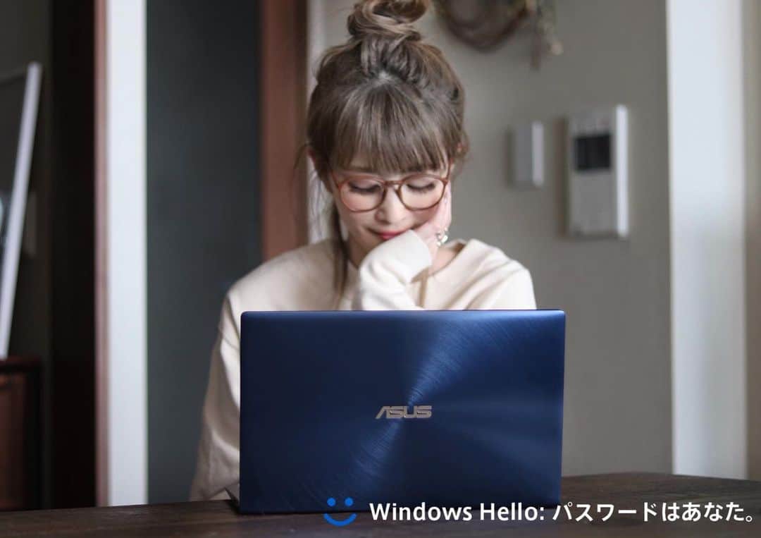 のインスタグラム：「ㅤㅤㅤㅤㅤㅤㅤㅤ ㅤㅤㅤㅤㅤㅤㅤㅤ @asusjapan ASUSの プレミアムノートPCシリーズ、 「ZenBook」の最新モデル☺︎❤︎ 世界最小クラスの14インチモバイルノートPCで ASUS独自のScreenPad （タッチパッド部分が液晶に！） を搭載しているよ❤︎ ㅤㅤㅤㅤㅤㅤㅤㅤ  デザイン性の高さや細部に至るまでのこだわりは ZenBookシリーズの特徴👌🏻 ㅤㅤㅤㅤㅤㅤㅤㅤ 光沢のある質感と、大人なカラー、 そしてスリムでコンパクトなボディ❤︎ ちょっとお外でPCを開いても 注目浴びちゃいそうなデザイン😍 ㅤㅤㅤㅤㅤㅤㅤㅤ キーボードを最も快適なﾀｲﾋﾟﾝｸﾞ位置に キープするよう設計されていて とっても作業がしやすいの✨ ㅤㅤㅤㅤㅤㅤㅤㅤ  緻密に計算された傾斜によって 冷却効率とオーディオの性能もﾊﾞｯﾁﾘ❤️ 音楽聴きながらお仕事する私には嬉しい😊 ㅤㅤㅤㅤㅤㅤㅤㅤ ZenBookの最新モデルのおかげで お仕事も捗りそうです🐶❤️ ㅤㅤㅤㅤㅤㅤㅤㅤ  ㅤㅤㅤㅤㅤㅤㅤㅤ #パソコン #ノートPC #ZenBook14 #asusjp #ASUS #PR」