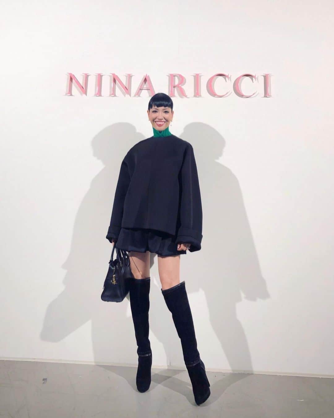 のインスタグラム：「デザイナーがルシェミー・ボッターとリジー・ヘレブラーに変わり、2シーズン目に入ったNINA RICCI✨ エスプリの効いた、ロマンティック全開のコレクションは、突然目の前に滝が現れ、鏡の織りなす神秘的なムードの中、遊び心ある小物使いとロマンティックムードなコーデの数々の登場に、心が踊ったコレクションでした✨ 。 #バケツをひっくり返したような形のバケットハットや風船のようなピアスなど遊び心ある小物使いが楽しい♫ #Aラインのベアトップドレスやフリルを重ねたドレスにドキドキが止まらない❣️ #襟が大きなビッグシルエットシャツはアイコニックな存在 #カラーパレットのように色鮮やかな色使いに女性心がくすぐられる💓 #後半はパイソン素材でクールさもプラス✨ #日本でニナリッチを展開するIZAの@tanakataki さん感謝 #スタイリストの @katomakii と！ #三吉彩花ちゃんも私もニナリッチてコーデ @ninaricci @iza_official」