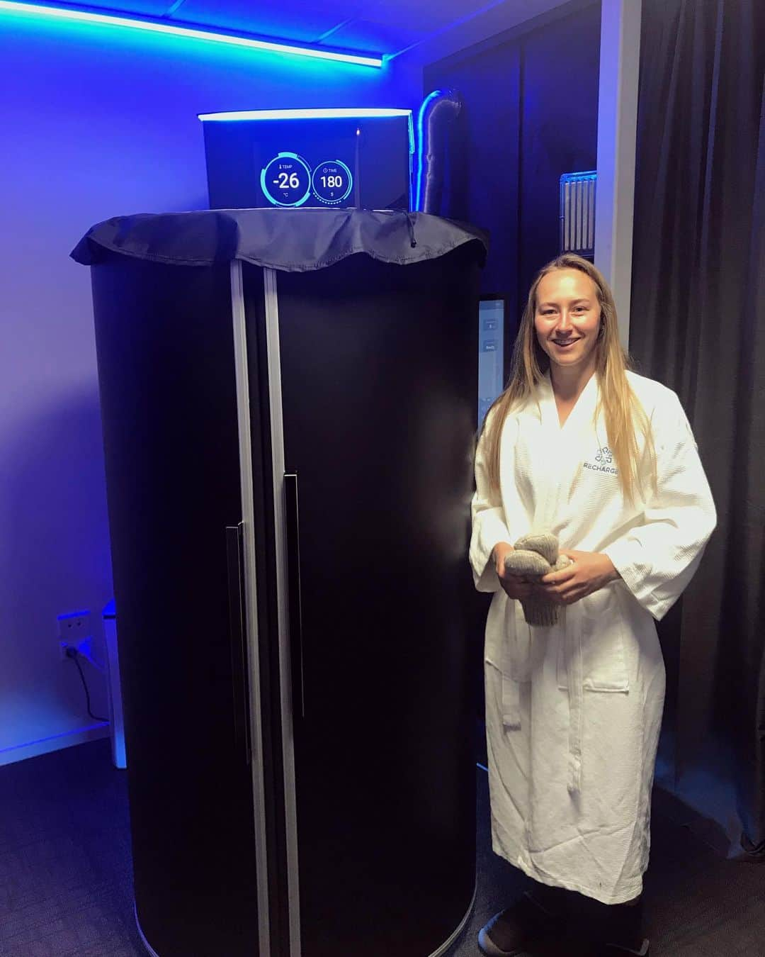 Tori Peetersさんのインスタグラム写真 - (Tori PeetersInstagram)「Signing off the end of heavy week with some quality recovery 🥶❄️ Cheers to the team at @rechargecryo for having me! 💯 would recommend! . . . #cyrotherapy #ultimaterecovery #heavyweek #donedeal #recharge #minus100 #sportsrecovery #athletethings」9月28日 14時35分 - tori_peeters60