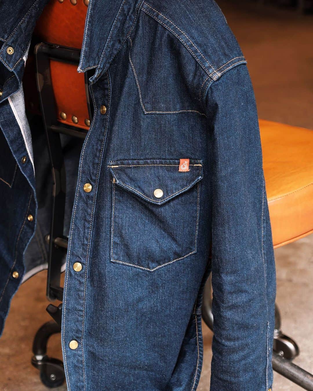 のインスタグラム：「. 《Townes Shirt -Denim》 . Specifications. ・12oz Cone Mills White Oak denim / redline selvedge (USA) ・Solid brass cymbal snaps・Bar-tacked pocket flaps・Made in USA . スタッフブログでは実際に着用して感じたことを紹介しています。 #SHIPJOHN #madeinusa🇺🇸 #OREGON #Portland #wesco #wescojapan #wescosetagaya」