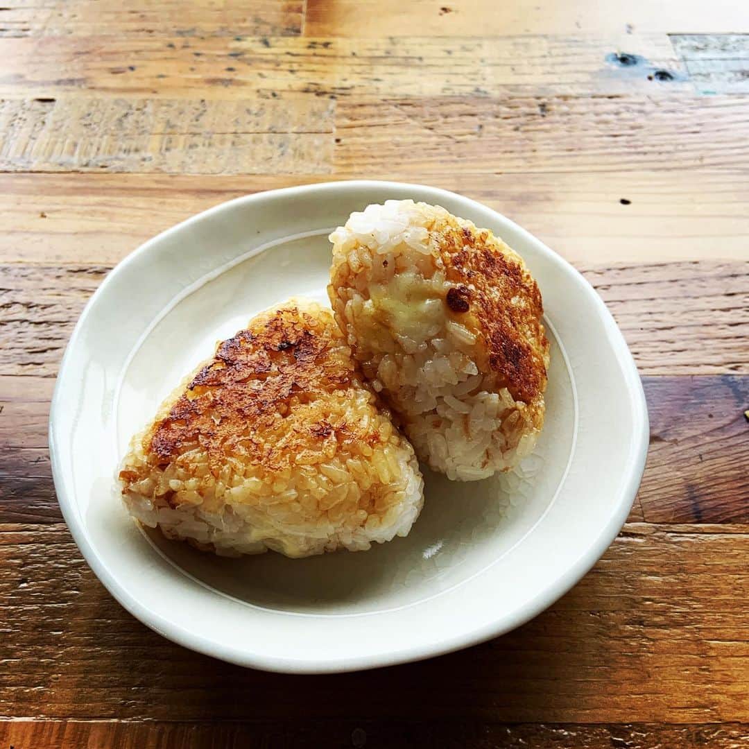 志摩有子さんのインスタグラム写真 - (志摩有子Instagram)「お腹も落ち着いてきたので、新米で焼きおにぎり。溶けるチーズとおかかを混ぜておにぎりにしてからフライパンで醤油を塗りながら焼く。カリッととろ〜。ハフハフうまい。 #焼きおにぎり #おやつタイム #arikoの食卓 #小腹がすいたら」9月28日 14時45分 - ariko418