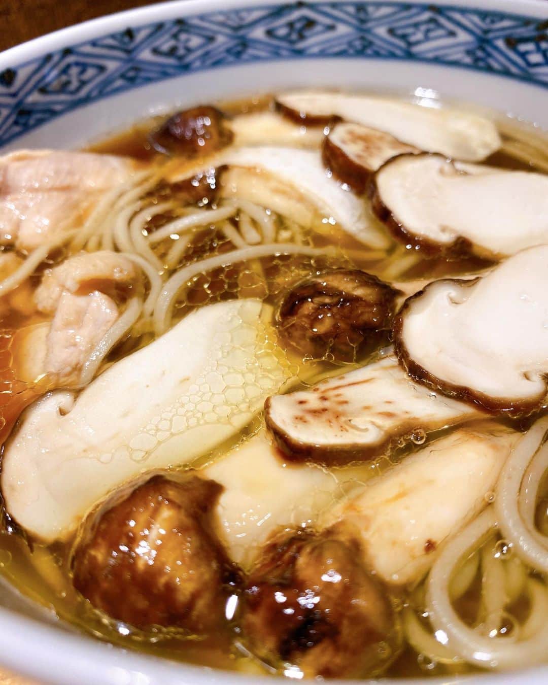 秋山具義さんのインスタグラム写真 - (秋山具義Instagram)「ランチソで、西麻布『おそばの甲賀』で、松茸そば。﻿ 小さい松茸たっぷり！﻿ 鶏肉が入ってるのが嬉しい！﻿ スープに浮いている油がクセになる美味しさ❤️﻿ そして、中華そばを近々やるという嬉しい話を聞きました❤️ ﻿ #おそばの甲賀 #西麻布そば #具義松茸2019 #具義そば2019」9月28日 14時46分 - gugitter