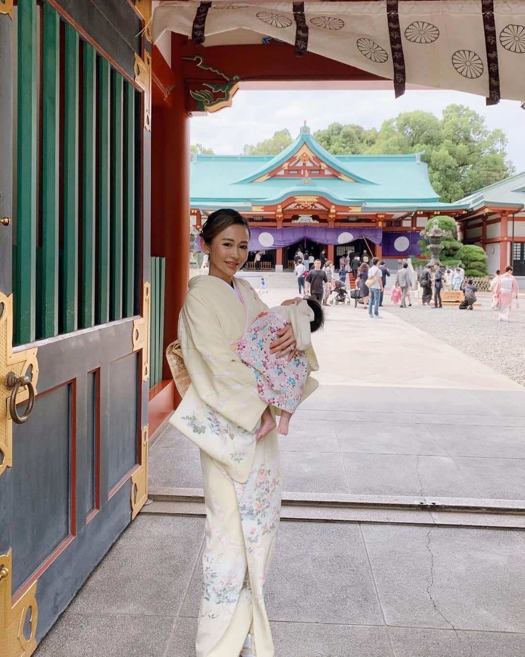 asami0510のインスタグラム：「お宮参りは娘と初めてのリンクコーデ👘 淡いイエローのお着物で揃えたよ💕 それにしても海老反りで向こう側がずっと気になる娘ちゃんw👶 #お宮参り #着物 #生後2ヶ月 #日枝神社 #20190928」