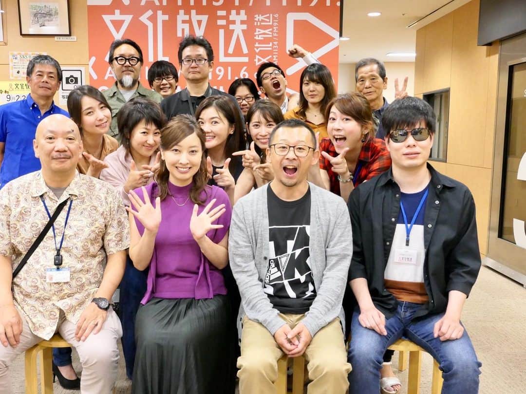 佐藤千晶さんのインスタグラム写真 - (佐藤千晶Instagram)「今週、昨日今日と #遠海まりこ ちゃんと #小林奈々絵  ちゃんの卒業がありました。  素敵なラストラン、 愛の溢れた放送でした。  バトンをつないでつないで こうやって５０年以上の歴史を 走れ歌謡曲は紡いできたんですね。  2人の想いを大切に 走りたいと思います。  まりりん、ななえちゃん、 本当にお疲れ様でした！！ これからも走れを見守ってね。  #走れ歌謡曲 #joqr  #文化放送 #夜明けのマリリン #夜明けのプリティーウーマン #これからも見守ってね✨  #まりりんの生放送には電話で #ななえちゃんの生放送には立ち合いできました #仕事でスタジオに行けなかったので3枚目の写真はわたしだけ合成 笑」9月28日 20時17分 - satochiaki125