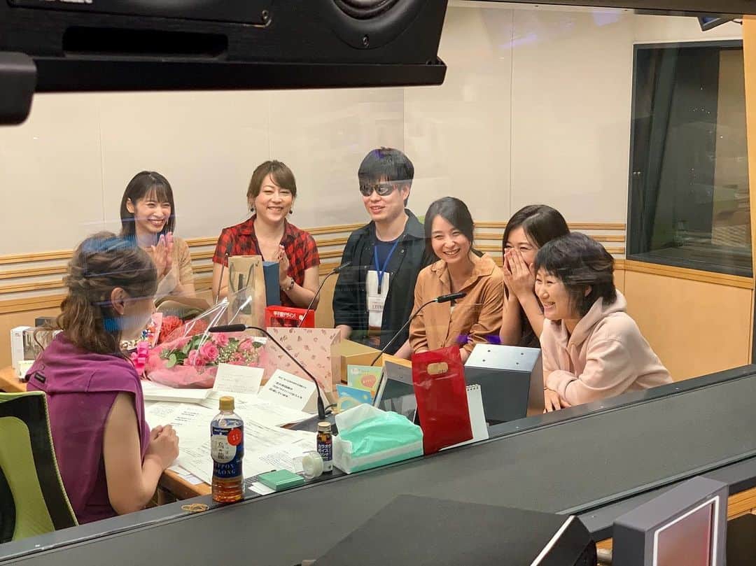 佐藤千晶さんのインスタグラム写真 - (佐藤千晶Instagram)「今週、昨日今日と #遠海まりこ ちゃんと #小林奈々絵  ちゃんの卒業がありました。  素敵なラストラン、 愛の溢れた放送でした。  バトンをつないでつないで こうやって５０年以上の歴史を 走れ歌謡曲は紡いできたんですね。  2人の想いを大切に 走りたいと思います。  まりりん、ななえちゃん、 本当にお疲れ様でした！！ これからも走れを見守ってね。  #走れ歌謡曲 #joqr  #文化放送 #夜明けのマリリン #夜明けのプリティーウーマン #これからも見守ってね✨  #まりりんの生放送には電話で #ななえちゃんの生放送には立ち合いできました #仕事でスタジオに行けなかったので3枚目の写真はわたしだけ合成 笑」9月28日 20時17分 - satochiaki125