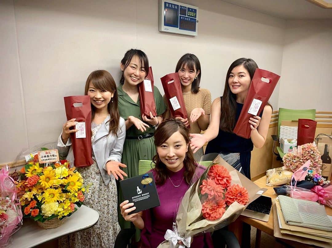 佐藤千晶さんのインスタグラム写真 - (佐藤千晶Instagram)「今週、昨日今日と #遠海まりこ ちゃんと #小林奈々絵  ちゃんの卒業がありました。  素敵なラストラン、 愛の溢れた放送でした。  バトンをつないでつないで こうやって５０年以上の歴史を 走れ歌謡曲は紡いできたんですね。  2人の想いを大切に 走りたいと思います。  まりりん、ななえちゃん、 本当にお疲れ様でした！！ これからも走れを見守ってね。  #走れ歌謡曲 #joqr  #文化放送 #夜明けのマリリン #夜明けのプリティーウーマン #これからも見守ってね✨  #まりりんの生放送には電話で #ななえちゃんの生放送には立ち合いできました #仕事でスタジオに行けなかったので3枚目の写真はわたしだけ合成 笑」9月28日 20時17分 - satochiaki125