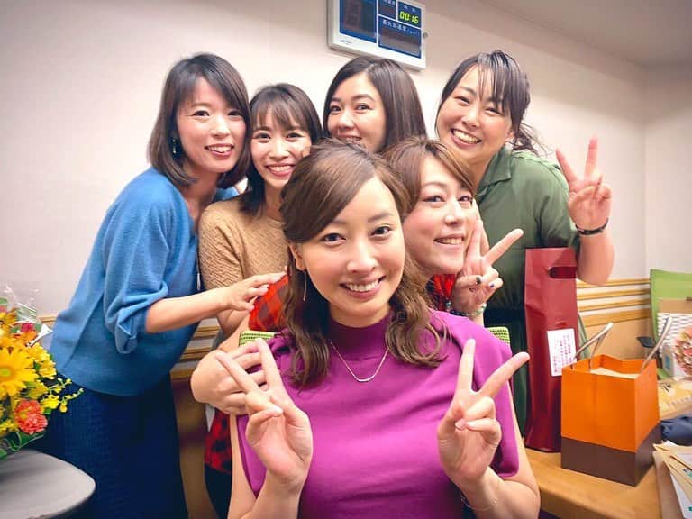佐藤千晶さんのインスタグラム写真 - (佐藤千晶Instagram)「今週、昨日今日と #遠海まりこ ちゃんと #小林奈々絵  ちゃんの卒業がありました。  素敵なラストラン、 愛の溢れた放送でした。  バトンをつないでつないで こうやって５０年以上の歴史を 走れ歌謡曲は紡いできたんですね。  2人の想いを大切に 走りたいと思います。  まりりん、ななえちゃん、 本当にお疲れ様でした！！ これからも走れを見守ってね。  #走れ歌謡曲 #joqr  #文化放送 #夜明けのマリリン #夜明けのプリティーウーマン #これからも見守ってね✨  #まりりんの生放送には電話で #ななえちゃんの生放送には立ち合いできました #仕事でスタジオに行けなかったので3枚目の写真はわたしだけ合成 笑」9月28日 20時17分 - satochiaki125