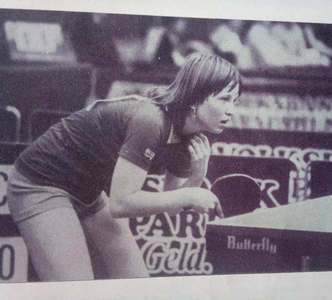 ガリア・ドボラクのインスタグラム：「Mama, 1982. 😍 Do we look alike? 🤭 #tabletennis @butterflyttofficial #vintage」