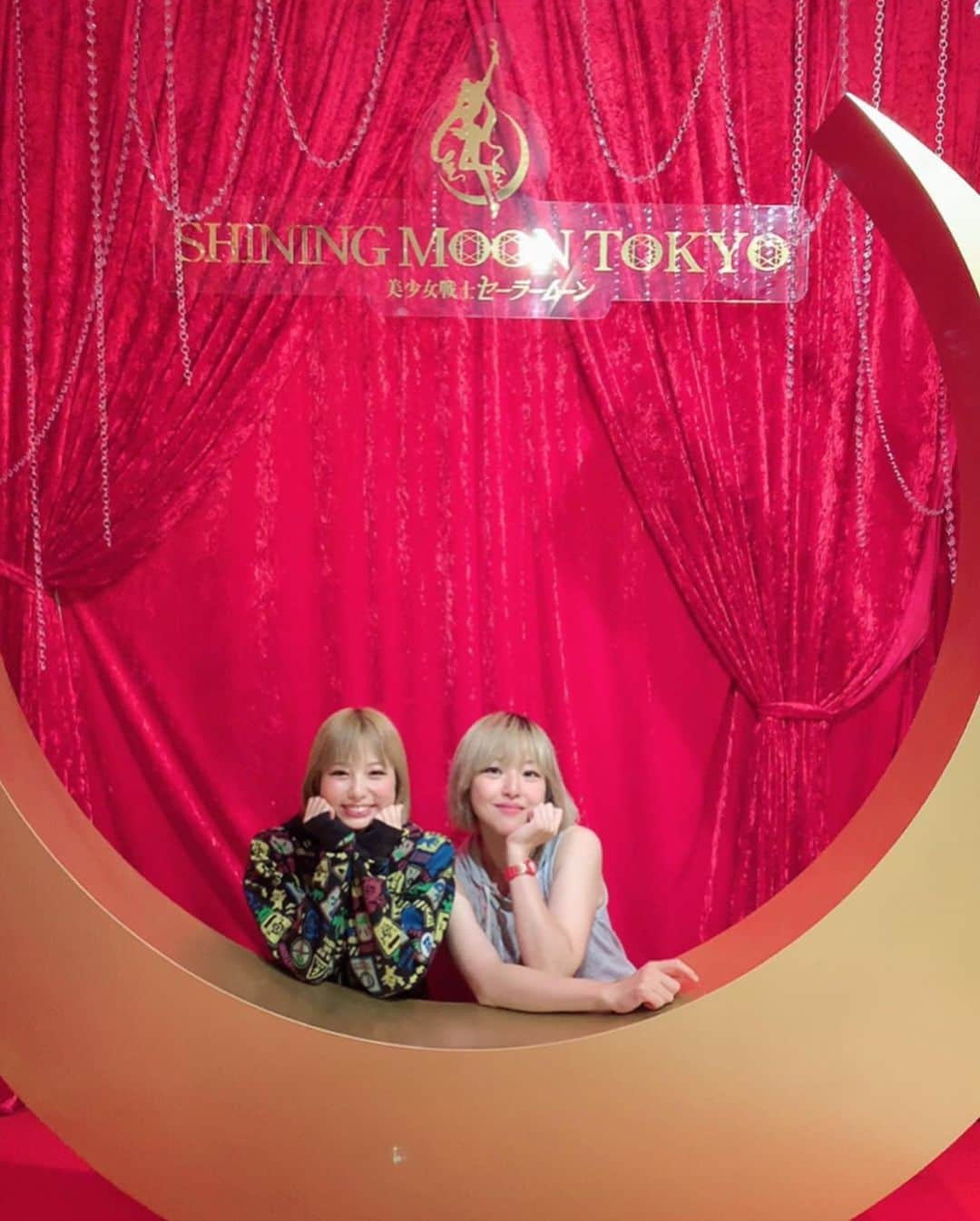五十鈴ココのインスタグラム：「當間里美嬢のご縁で ゆいちゃんとお知り合いになりまして  本日 ゆいちゃんがマーキュリーをやっている セーラームーンレストランに 行って参りました💙🌎🤲♥️ もちろん振付はさとみさん😺♥️ なんてチャーミングなマーキュリー🥰  セラミュのご縁はミラクルロマンスをたくさん プレゼントしてくれます♥️」