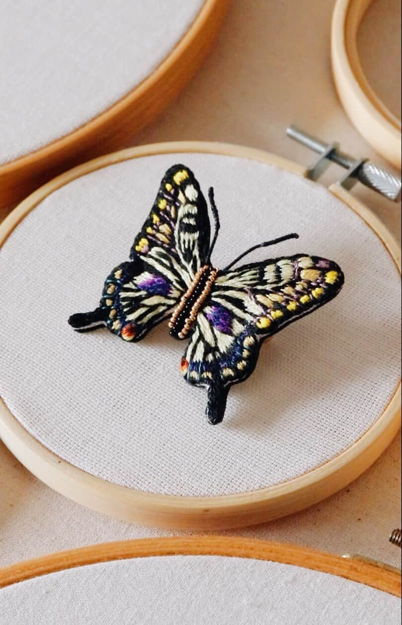 handmade shopのインスタグラム：「アゲハ蝶の刺繍ブローチです﻿ ﻿ 蝶の色合いを参考にしながら黄色、紫、青、オレンジなどの多数の色を使い色彩豊かに仕上げました﻿ ﻿ お花のアクセサリーをたくさん作ってきましたが、これからはいろんなモチーフの刺繍に挑戦したいと思っています🌟﻿ ﻿ こちらはショートバージョンです﻿ ロングバージョンはyoutubeからご覧ください﻿ 🔎eri yamazato﻿ ﻿ 10月5日(土)〜7日(月)の3日間でpopupを開催します﻿ 13時〜19時(最終日のみ18時まで)﻿ senri 福岡市中央区白金2-7-8-1F﻿ ﻿ 2019年最後の対面販売となりますので﻿ ぜひお誘い合わせの上遊びにいらしてください🌜 #dmcembroidery」