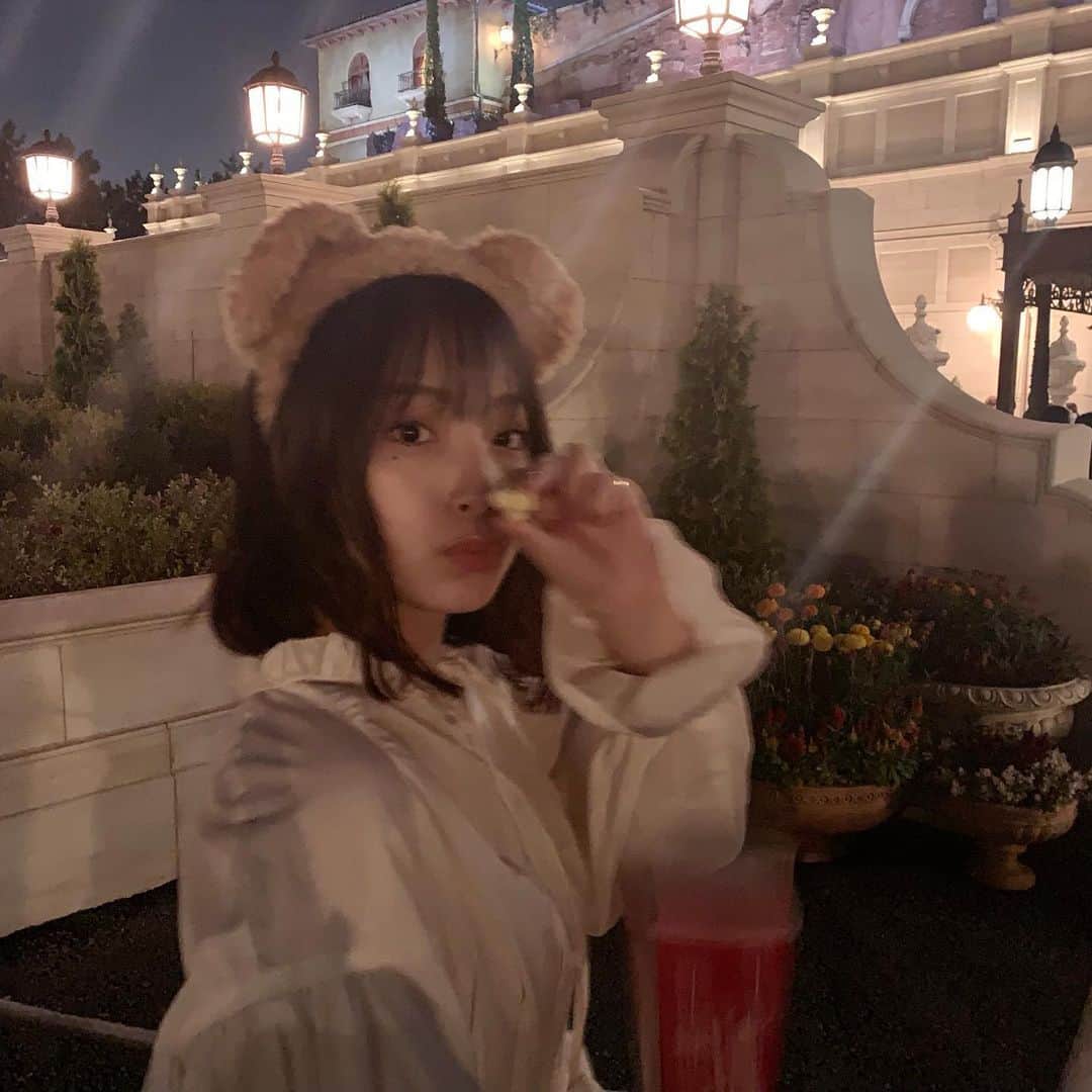 永井理子のインスタグラム：「友だちがたくさん写真撮ってくれて まだまだあるの〜🤭🤭 .  ソアリン乗ったら高所恐怖症だから ちょっとだけ怖かったけど、 それより景色が綺麗で感動した。。 #disneysea」
