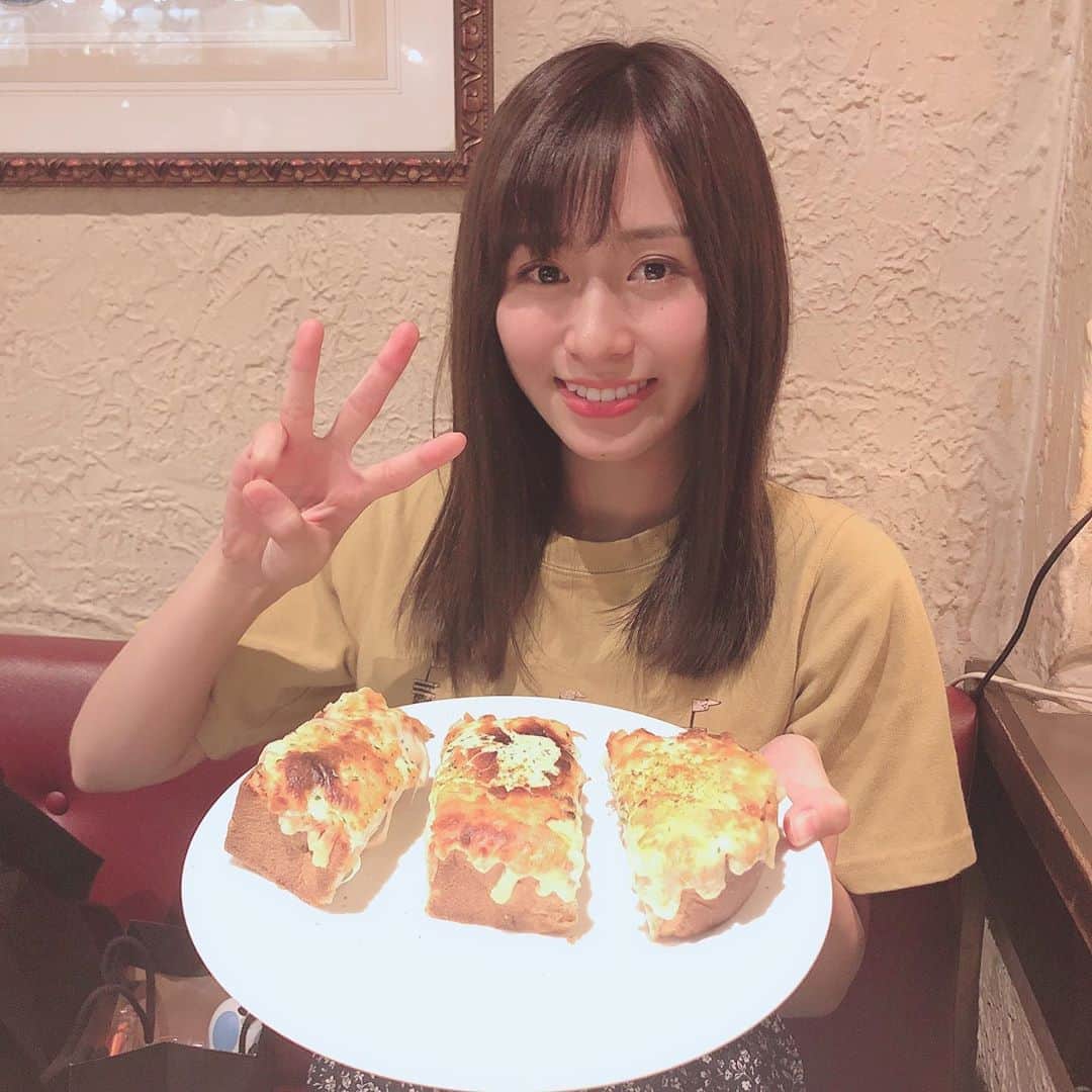 内木志のインスタグラム：「3❣️ これは普通のピザトーストじゃないんです！ 元祖ピザトーストなのです！ 厚切りパンが3つに切られてました！ 美味しかったな〜🍕🍞 #元祖ピザトースト #ピザトースト #日比谷カフェ」