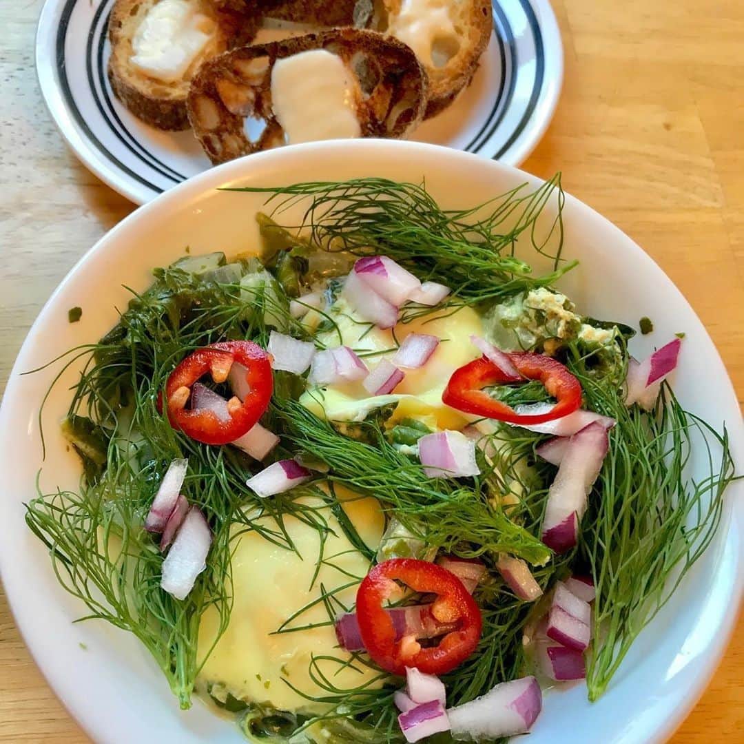 レイチェル・クーさんのインスタグラム写真 - (レイチェル・クーInstagram)「The perfect one-pan weekend breakfast: my stewed spinach eggs from episode 5 of My Swedish Kitchen 🍳 Thanks for sharing your pic @ieatdirt🙏⁠ Recipe in #TheLittleSwedishKitchen cookbook👉 click the Link in bio to get the book⁠ .⁠ .⁠ .⁠ .⁠ .⁠ .⁠ .⁠ .⁠ .⁠ #RachelKhoo #RachelkhooRecipe #recipe #TheLittleSwedishKitchen #MySwedishKitchen #Sweden #Swedish #FoodTV #TVFood #TV #eggs #cooking」9月28日 15時00分 - rachelkhooks