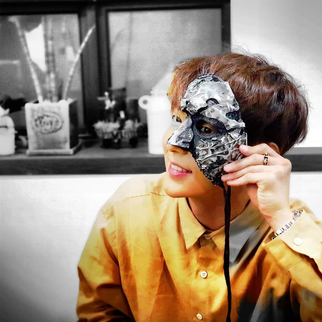 イ・ジュンギさんのインスタグラム写真 - (イ・ジュンギInstagram)「🥰Good to see you again 4th prince 🥰😘 kingcow bro 👑🌝🌔🌓🌒🌑🌘🌗🌕 #mask #moonlover #wang #so  #김규태감독님 #감사합니다 #오랜만 #Wangso #wangSo #WangSo #happy #weekend #Love #you #all #I #miss #you #guys #too」9月28日 15時07分 - actor_jg