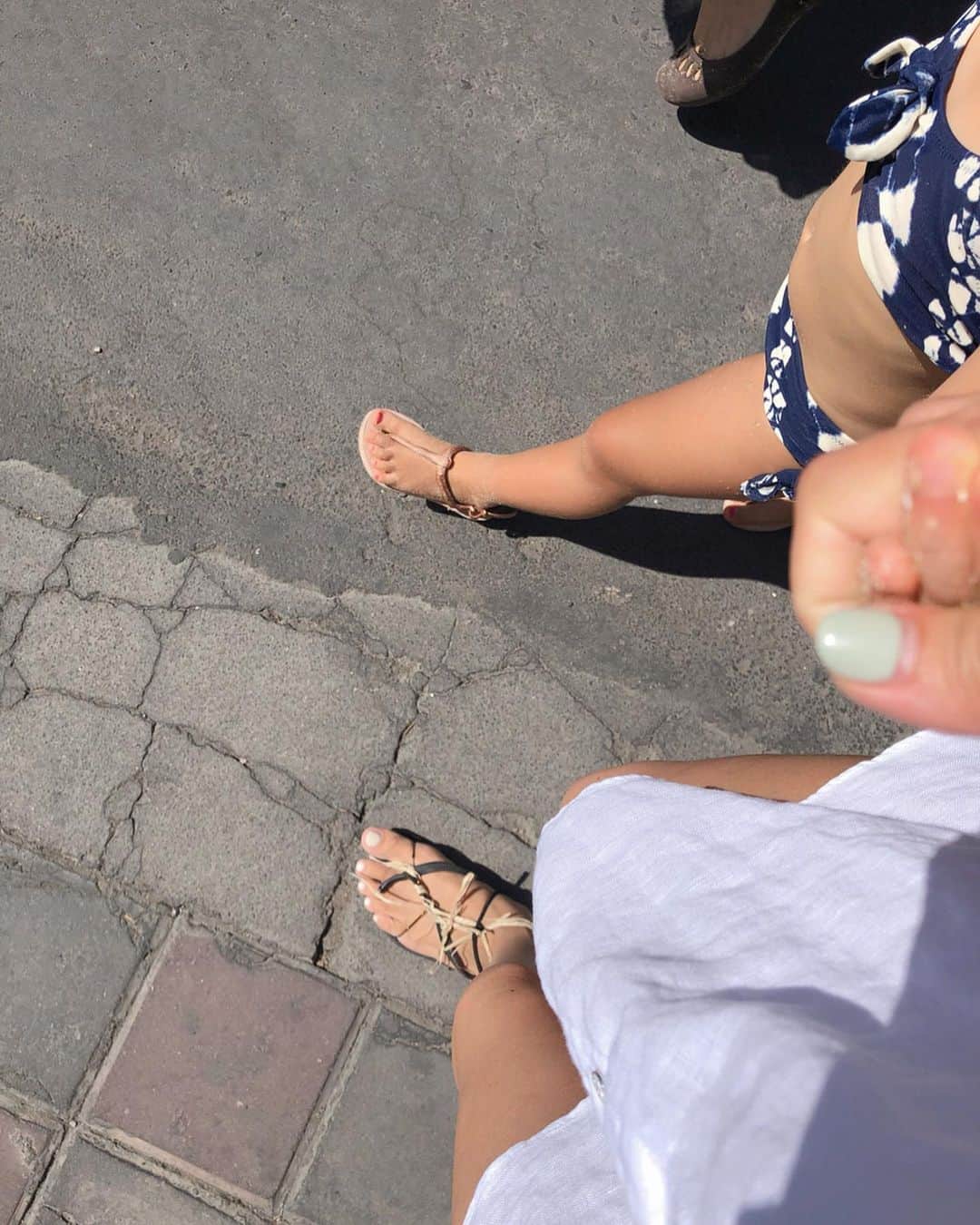 原田沙奈子さんのインスタグラム写真 - (原田沙奈子Instagram)「海からの帰り道にビーサンの鼻緒が切れちゃった！ 裸足覚悟したら道がめちゃくちゃ暑くて足の裏がステーキになるかと思い、道に落ちてた草と手首にいつもある黒ゴムで応急処置。 ちゃんと歩けるし、ちょっと可愛い仕上がりに満足。 そして心配して手を繋いでくれたアマネの優しさに胸がいっぱい😭 #逆にいい思い出」9月28日 15時13分 - sanakoharada
