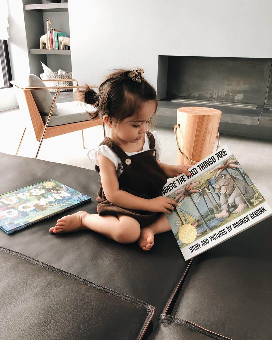 大橋菜央さんのインスタグラム写真 - (大橋菜央Instagram)「Few more books from Powell’s Book store in Portland🇺🇸 . . . ポートランドと言えば Powell's Bookstoreでの戦利品第3弾📚 . 懐かしの “かいじゅうたちのいるところ”のオリジナル “Where the wild things are” ✒︎英語レベルも簡単で読む方にも優しい🤭 ✒︎映画も良かったなぁ🎬♡ . Powell’sのレコメンドで見つけた “UP & DOWN” ✒︎なんといってもイラストが可愛い😻 ✒︎地上と地下が一覧で見れる面白さ ✒︎20のシーンで500ワード学べる . . . #wherethewildthingsare #かいじゅうたちのいるところ #upanddown #exploretheworld #aboveandbelow #powellsbooks #portland #ポートランド土産 #生後19ヶ月 #1歳7ヶ月 #miababyliving」9月28日 15時17分 - naoliving