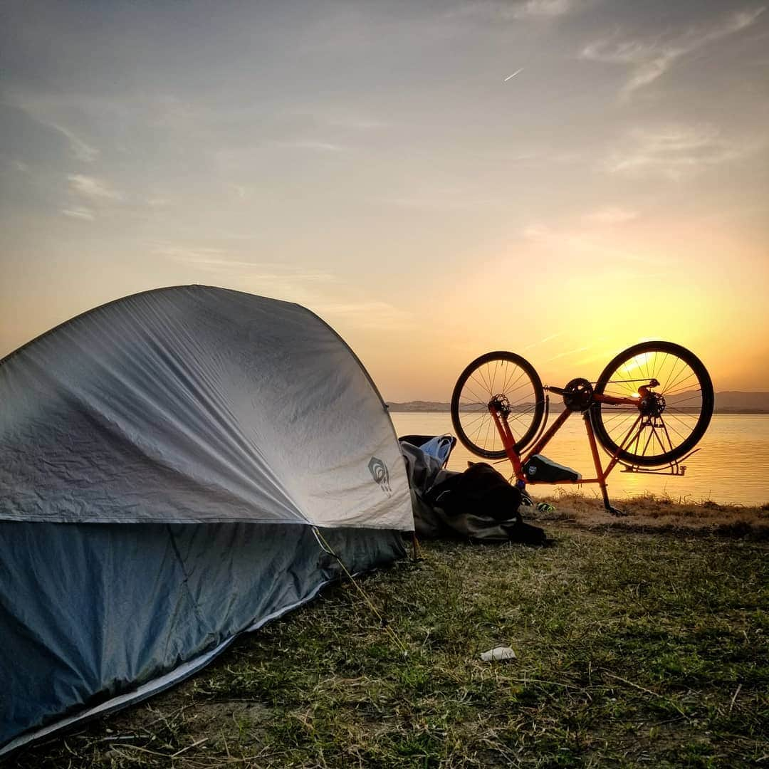 山下晃和さんのインスタグラム写真 - (山下晃和Instagram)「【BIKE&CAMP&OUTDOOR】Sick!  @bikeandcamp @thompsonbikes #bikeandcamp #バイクアンドキャンプ #CAMP #JAPAN #KANTOU #関東 #ツーリング #旅先 #キャンプツーリング #OVE #オーブ #touring #旅自転車 #旅サイクリスト #自転車 #bicycle #キャンプ #キャンプイベント #アウトドア #焚き火 #bonfire #旅 #旅イベント #自転車旅 #自転車ツーリング #bike #トラウト君 #満アンド載 #bikewander」9月28日 15時27分 - travel_akikazoo