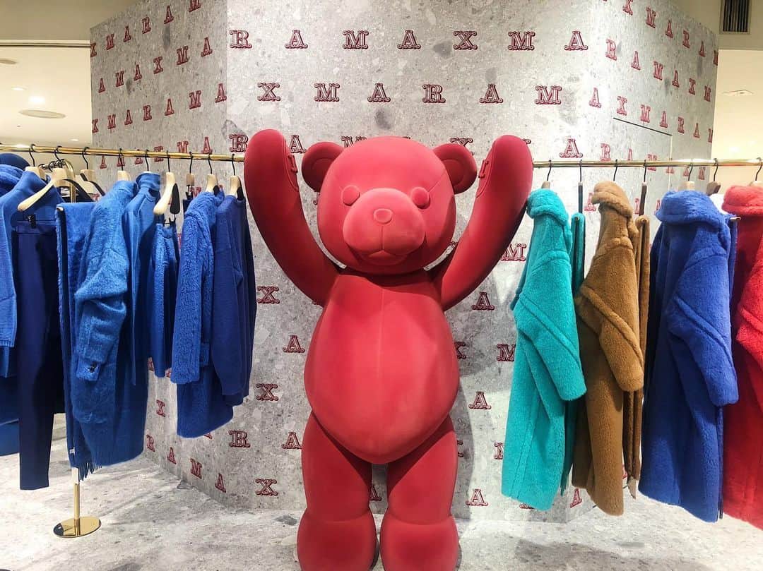 のインスタグラム：「＜マックスマーラ＞ブランドのアイコン「テディ ベア コート」にフォーカスしたポップアップストア🐻﻿ 新しい風を吹き込む色鮮やかな新作Teddy Bear Coatや、伊勢丹新宿限定アイテムのTeddy Bear Coat と同じ素材を使用したWallet Bagなどスペシャルなアイテムが並びます。﻿ 本館1階＝ザ･ステージでオリジナル動画を撮影した方に、Teddy Mania缶バッジを差しあげます🧥🐻﻿ ﻿ ＜Max Mara＞ Teddy Mania﻿ 2019.9.25 wed - 10.1 tue﻿ 伊勢丹新宿店本館1階＝ザ・ステージ﻿ ﻿ @maxmara﻿ #maxmara #fashion #teddybear #teddy #maxmarateddybear #coat #walletbag﻿ #マックスマーラ #テディベアコート #テディベア #コート #ウォレットバッグ #伊勢丹限定 #新宿 #伊勢丹 #新宿伊勢丹 #伊勢丹新宿店﻿」