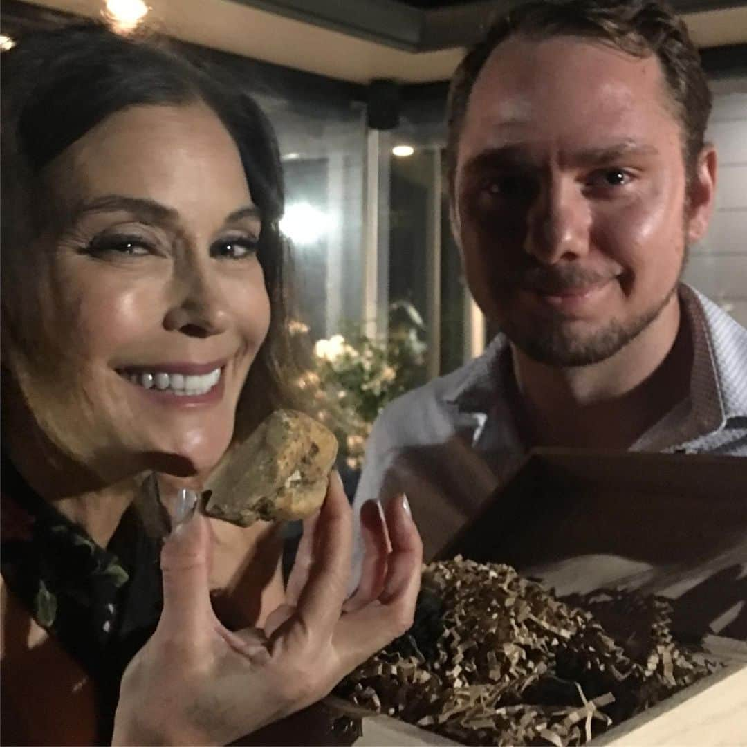 テリー・ハッチャーさんのインスタグラム写真 - (テリー・ハッチャーInstagram)「This is the best auction item I’ve ever bid on. All for a great cause @nokidhungry. I love me some #truffles!  @truffleshuffle_sf products are rocking my world and kitchen.  #giveback #goodeats #avibrantlife #healthyandhappy」9月28日 15時26分 - officialterihatcher